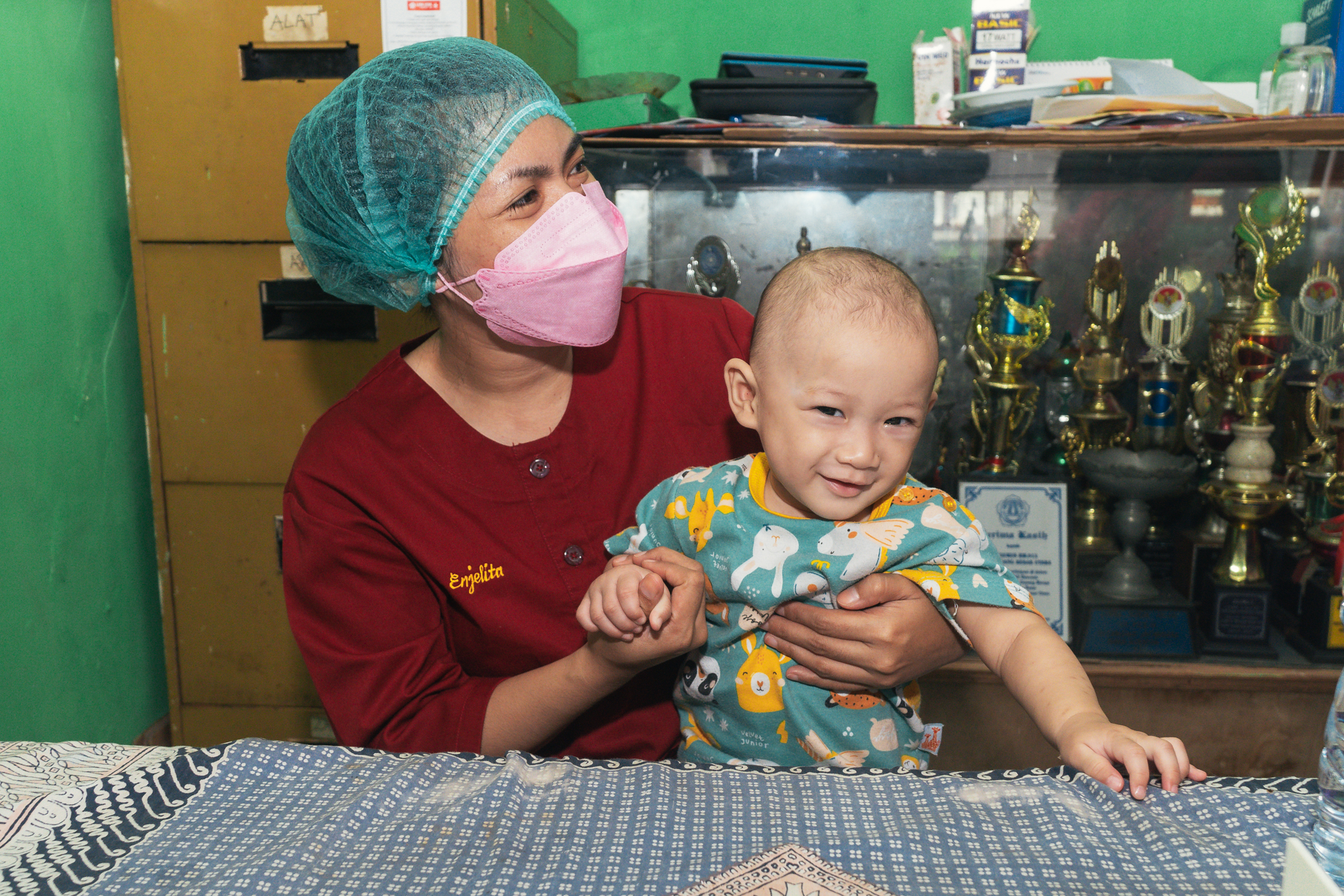 Di bulan Februari dan Agustus, pemerintah memberikan vitamin A secara gratis bagi anak balita di Posyandu, seluruh Indoneia.