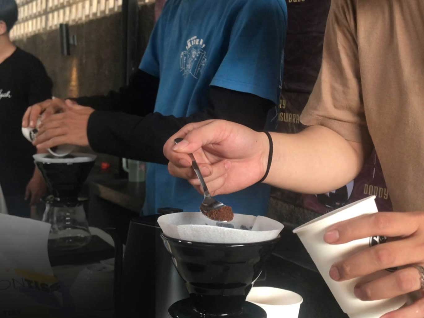 Peserta mengikuti kompetisi meracik kopi 