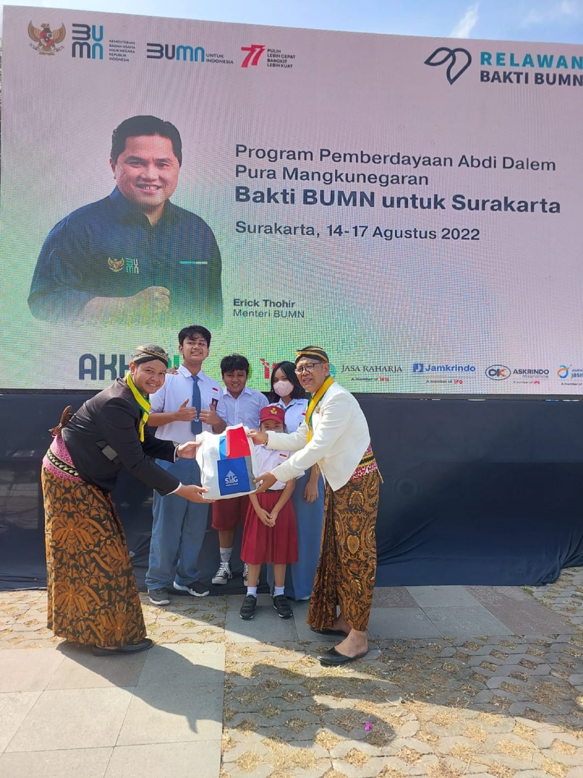   Perwakilan relawan Semen Gresik, Andi Prasetyo secara simbolis memberikan bantuan kepada anak abdi dalem Pura Mangkunegaran 