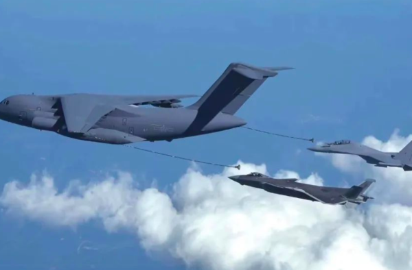 Foto pesawat tangki generasi terbaru China YY-20 melakukan pengisian bahan bakar di udara 