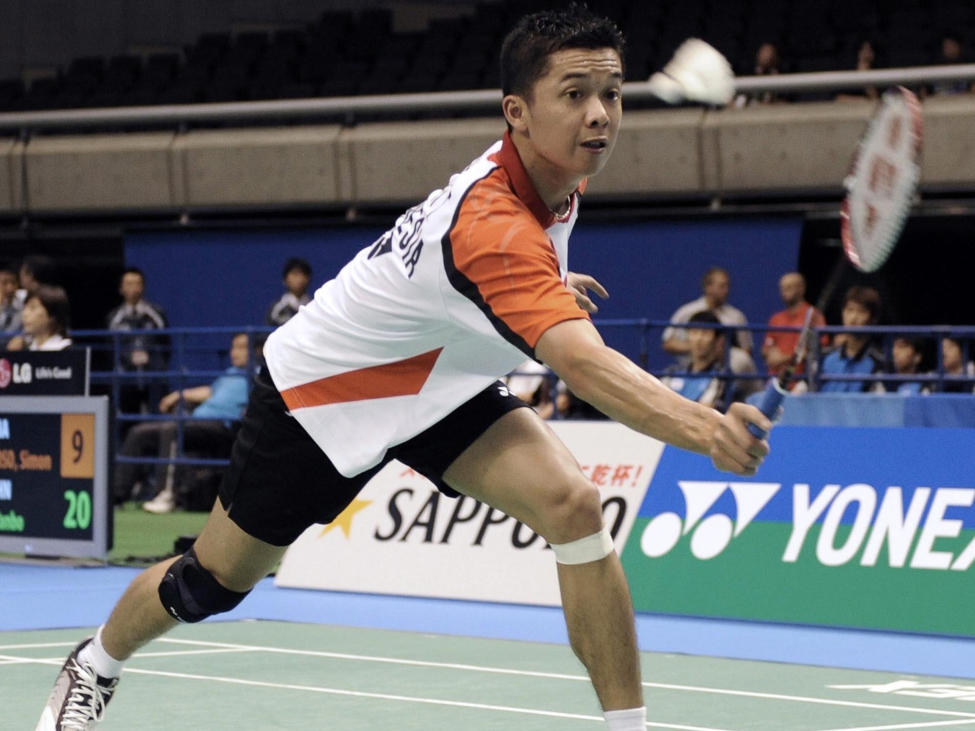 Taufik Hidayat dari Indonesia melakukan pukulan backhand.