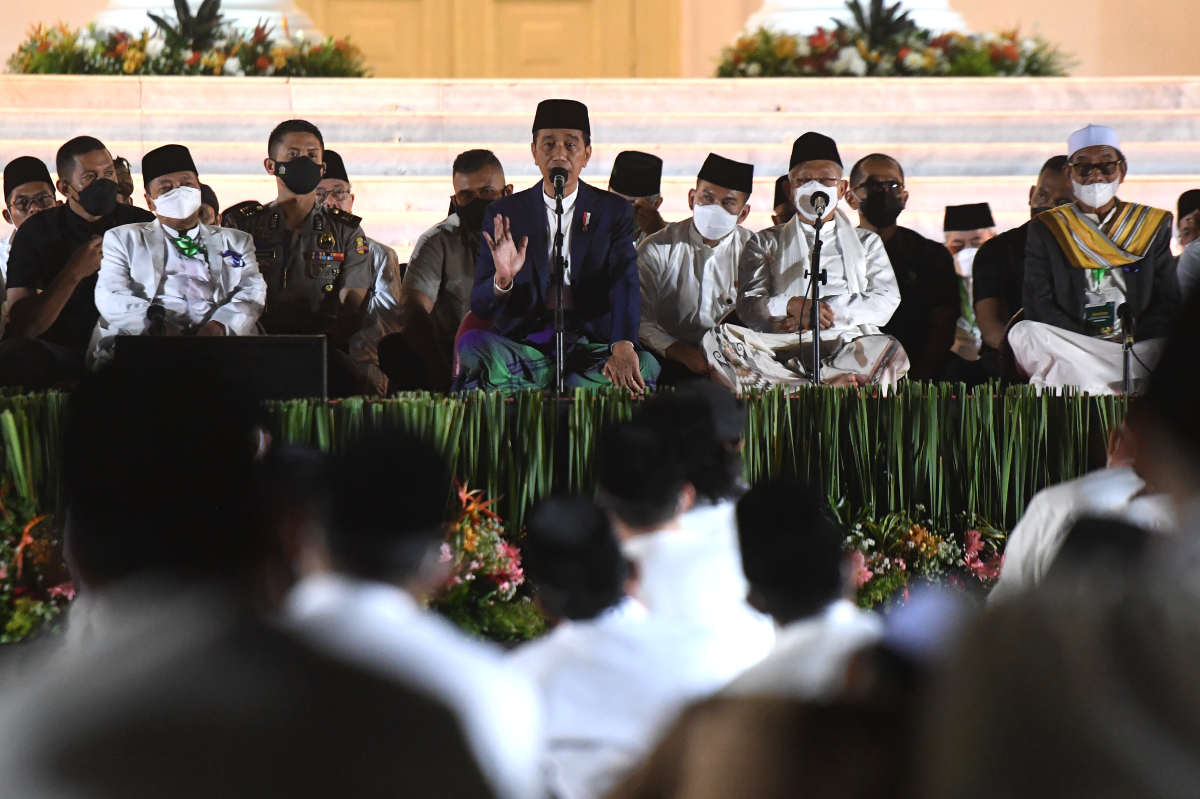 Presiden Joko Widodo (kedua kiri) dan Wakil Presiden Ma'ruf Amin (kedua kanan) mengikuti zikir dan doa kebangsaan 77 tahun Indonesia merdeka