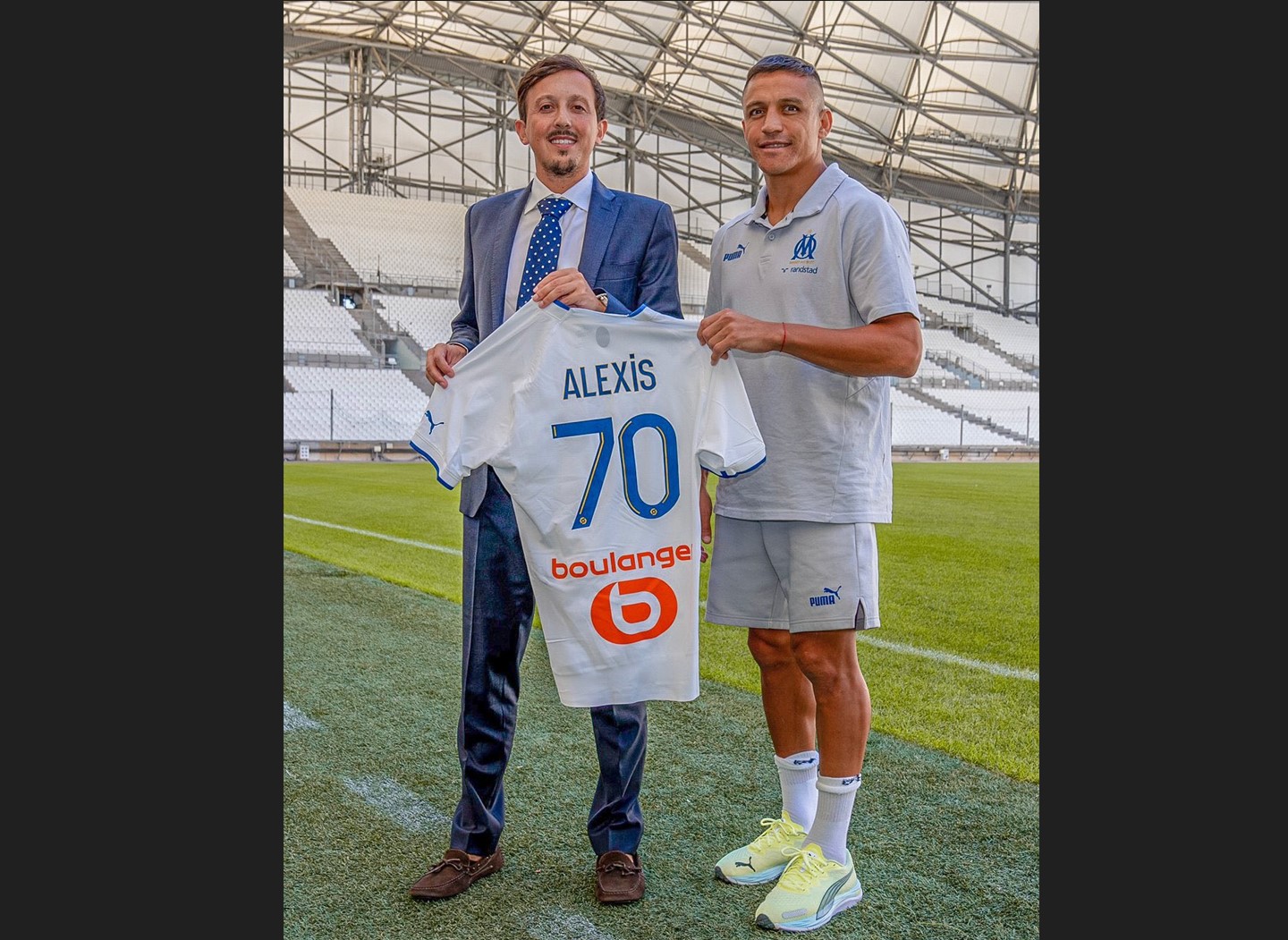 Alexis Sanchez (kanan) saat diperkenalkan sebagai pemain Marseille