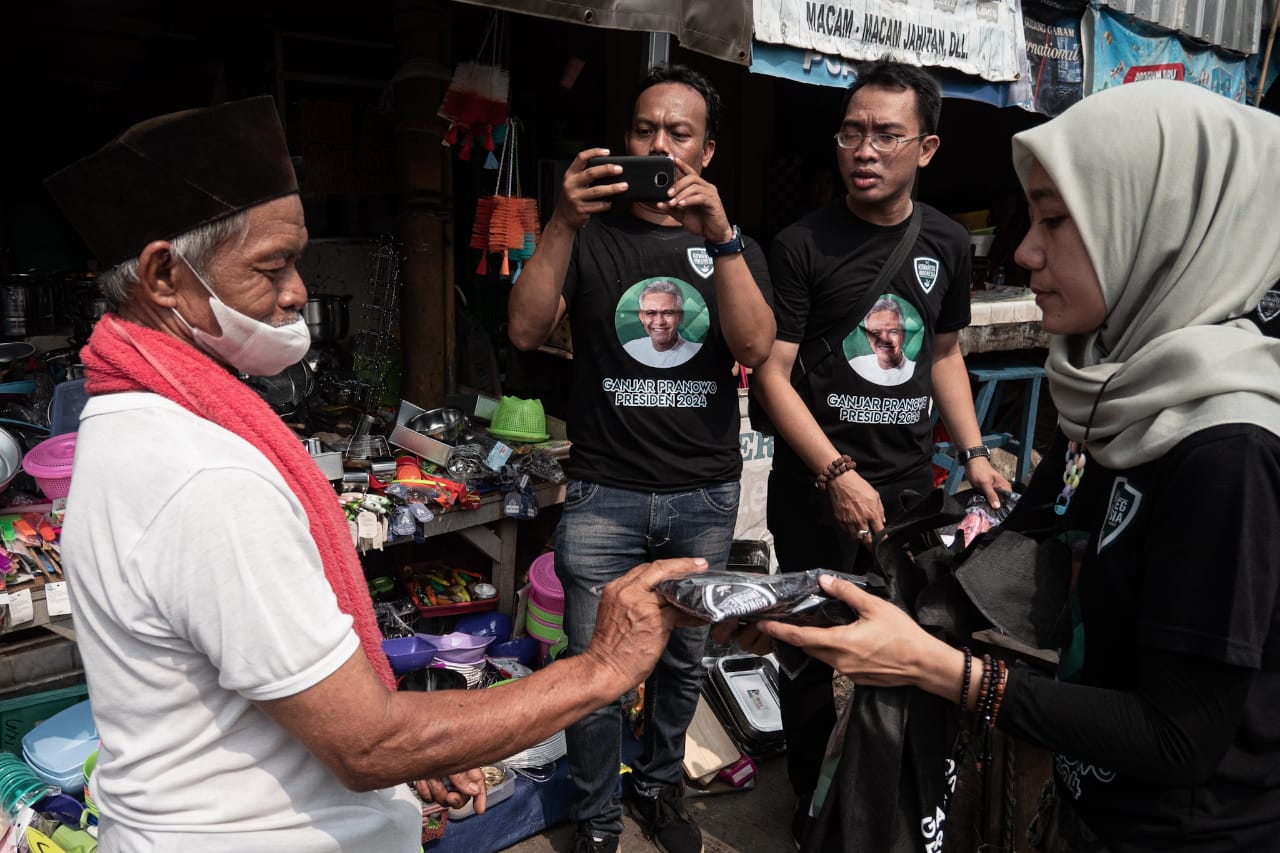 Relawan Komunitas Warteg Indonesia (Kowarteg) memberikan bingkisan sekaligus menyosialisasikan inspirasi Ganjar Pranowo di Jakarta Pusat