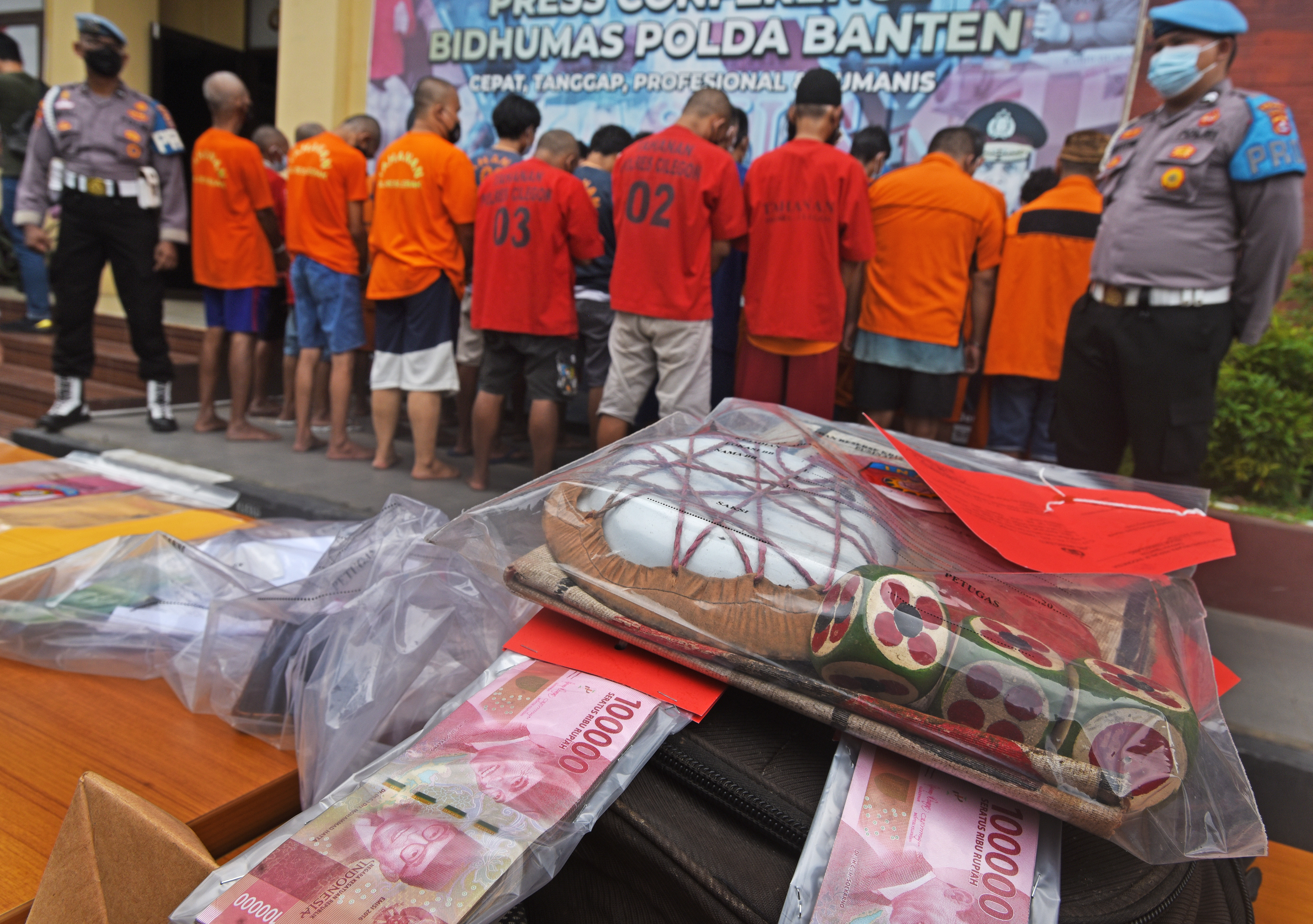 Tersangka dan barang bukti kasus-kasus perjudian saat ekspos pemberantasan judi di Mapolda Banten, di Serang