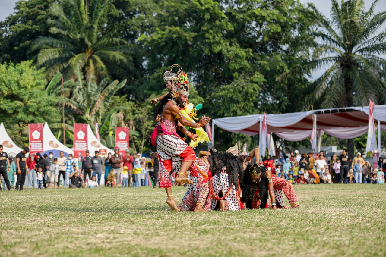 Kesenian tradisional Reog Ponorogo digelar organisasi Putera Jawa Kelahiran Sumatra (Pujakesuma) di Deli Serdang, Sumut, Minggu (14/8)