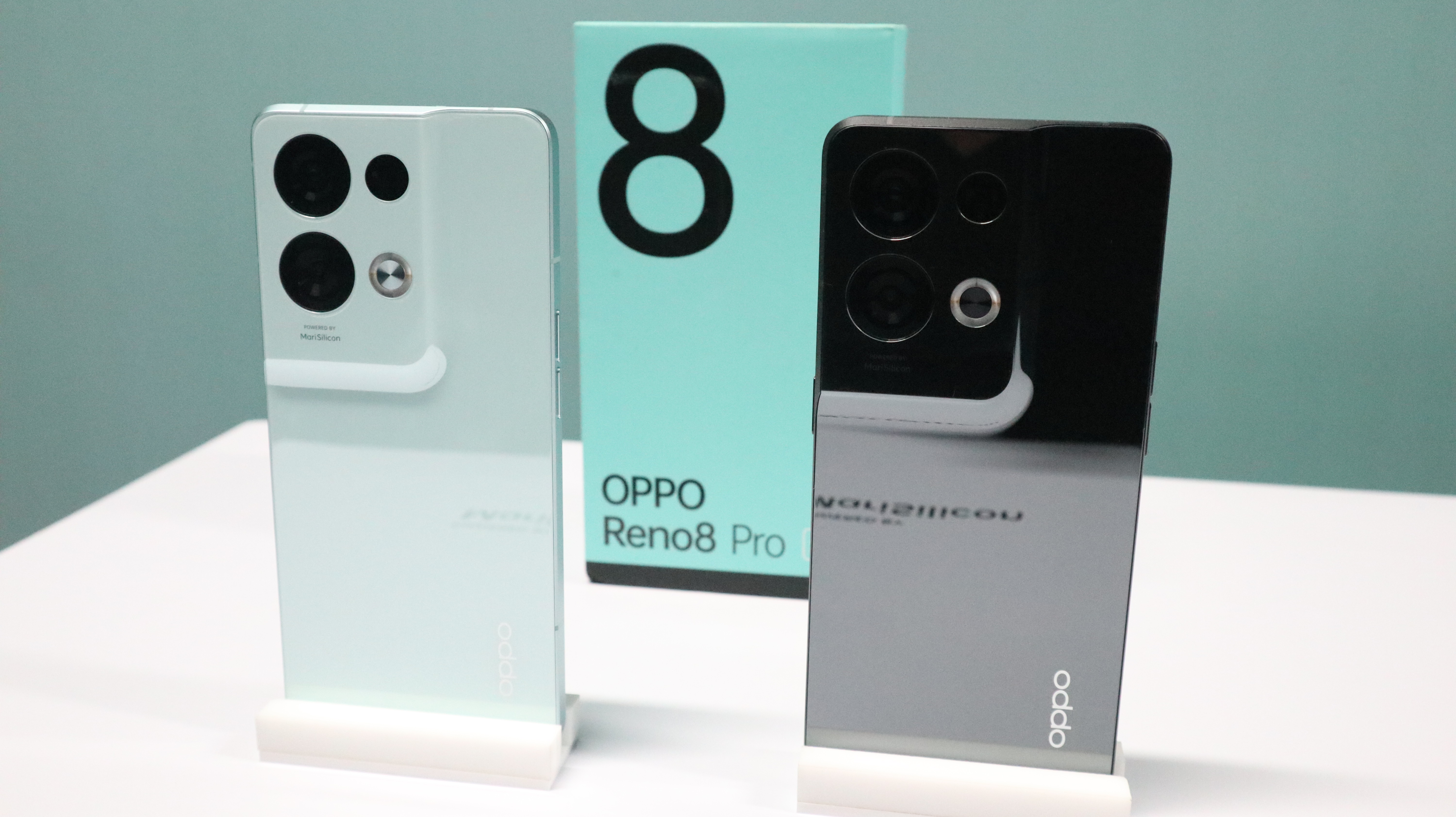Desain ponsel OPPO Reno8