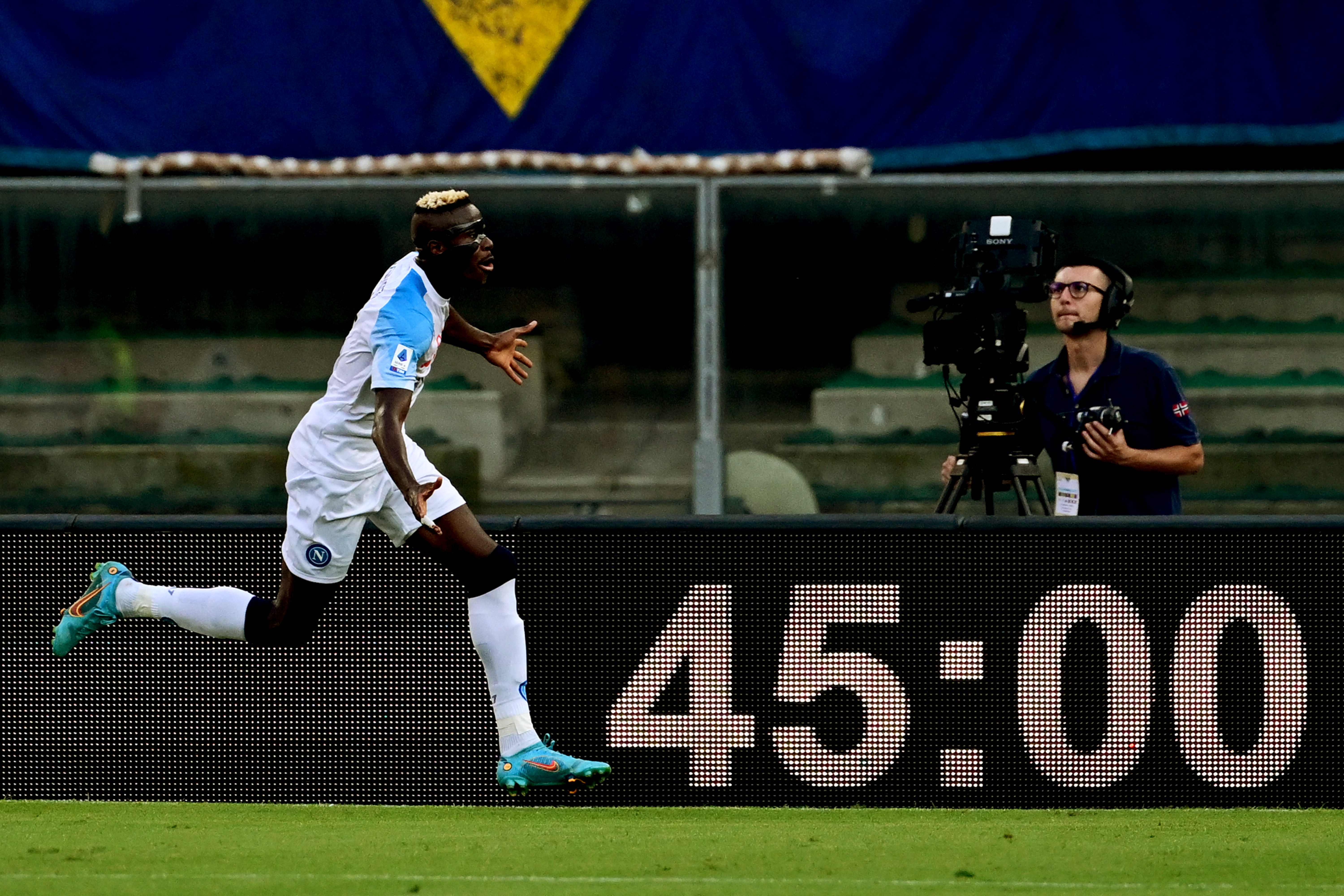 Penyerang Napoli Victor Osimhen melakukan selebrasi usai mencetak gol ke gawang Verona di laga Serie A.