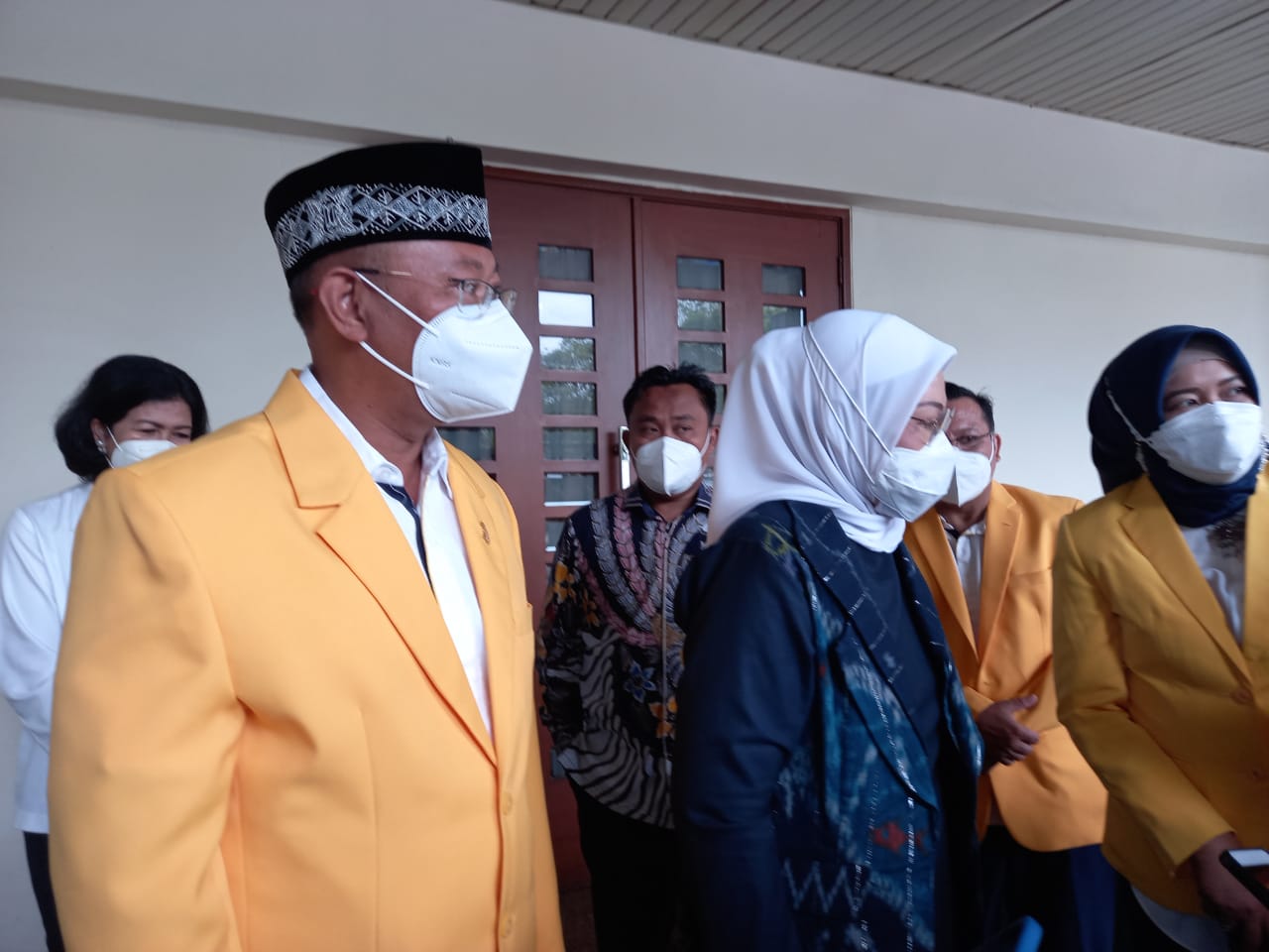 Menaker Ida Fauziyah bersama Rektor UT Ojat Sudrajat di sela wisuda mahasiswa UT