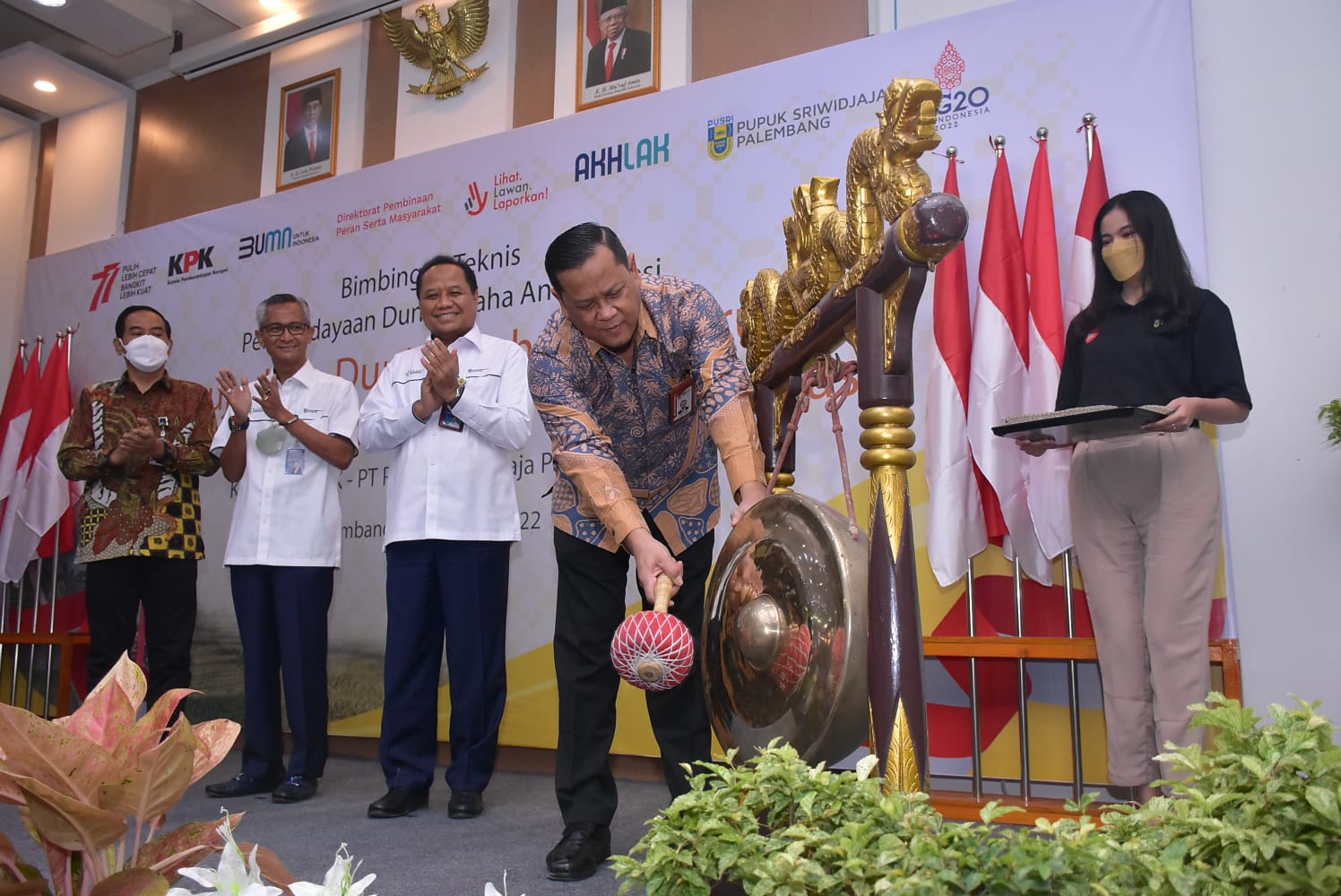 Deputi Bidang Pendidikan dan Peran Serta Masyarakat KPK, Wawan Wardiana dan Dirut PT Pusri Tri Wahyudi Saleh.