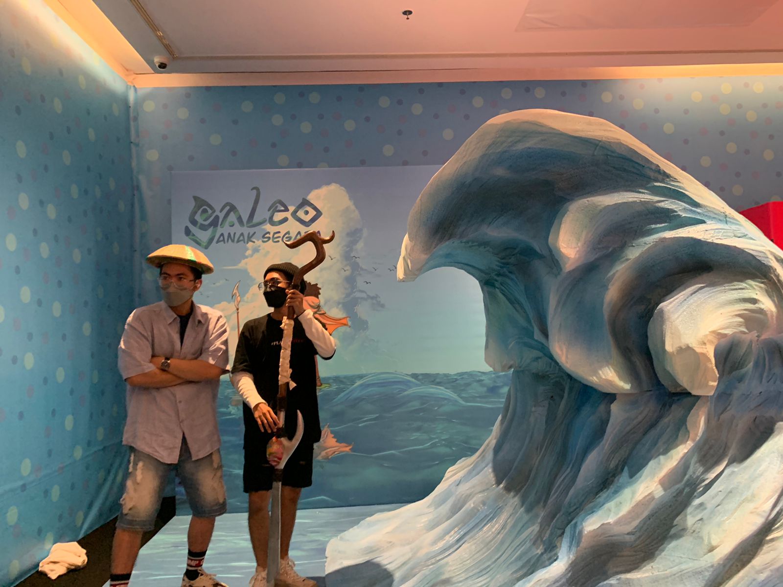 Pengunjung berfoto di instalasi Galeo Anak Segara, di PopArt Jakarta, Senayan Park,  Jumat (19/8).