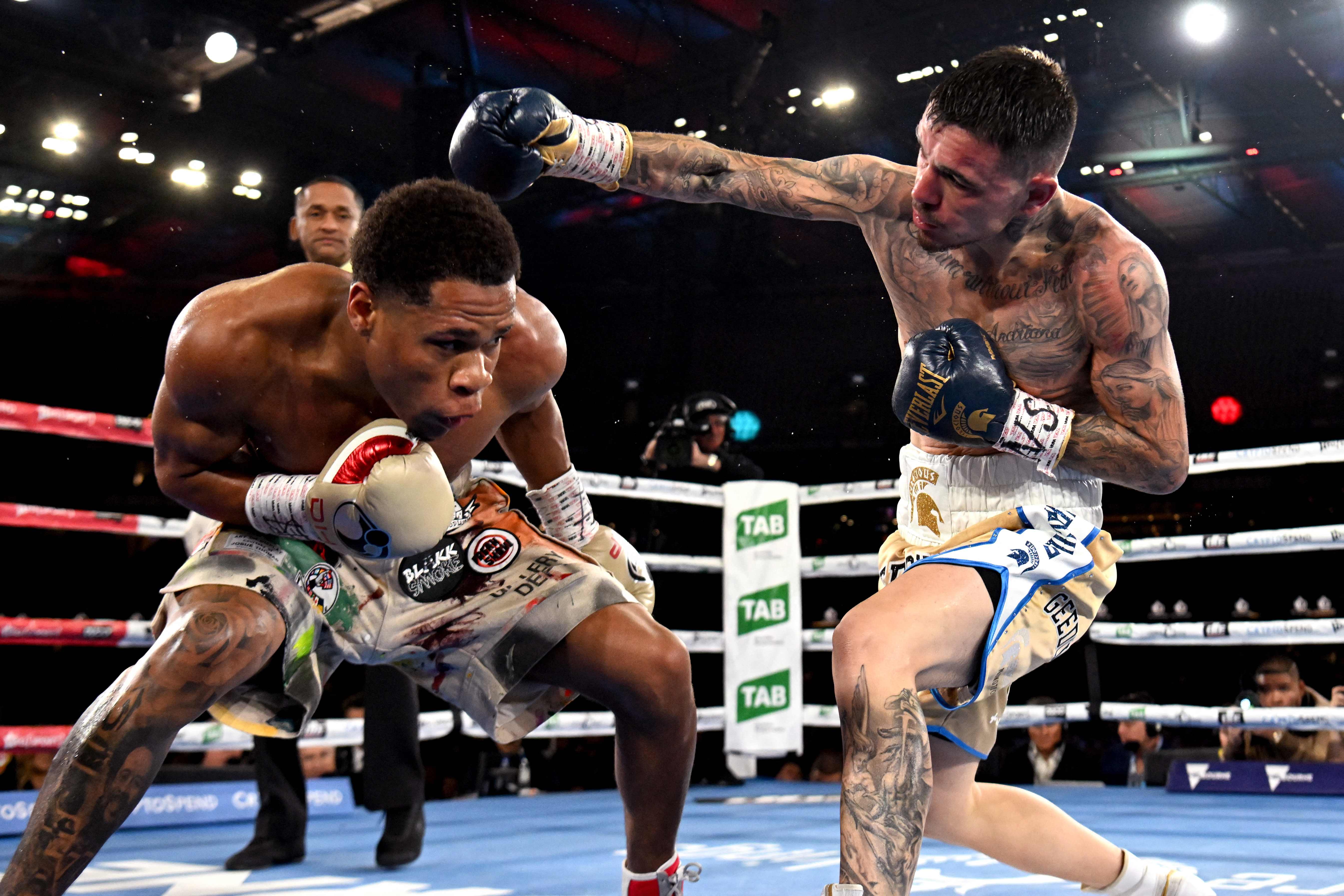 Petinju asal Australia, George Kambosos, berlaga melawan Devin Haney, yakni petinju asal AS.