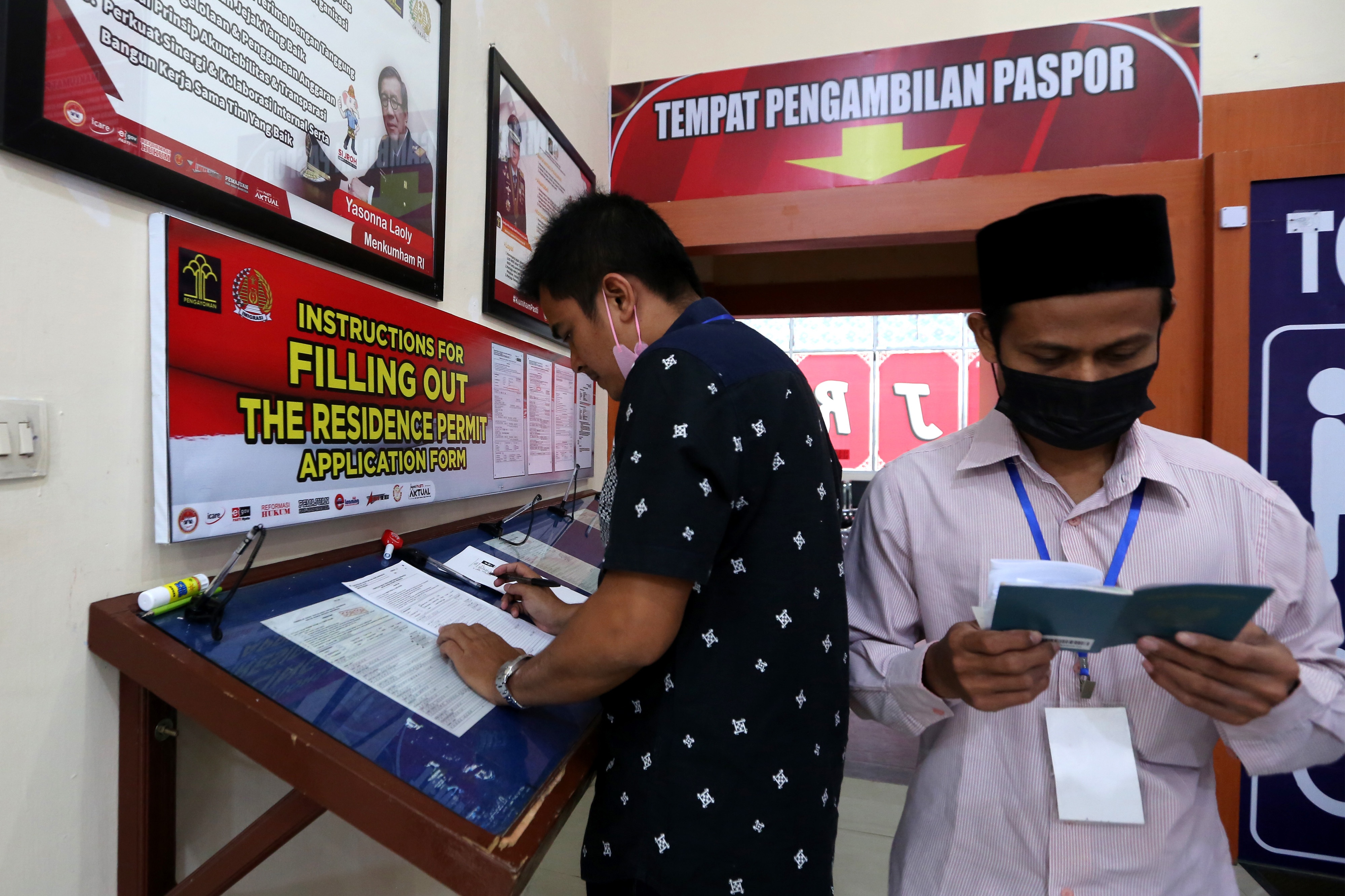 Warga mengurus pembuatan paspor di kantor Imigrasi Kelas I Banda Aceh, Aceh.