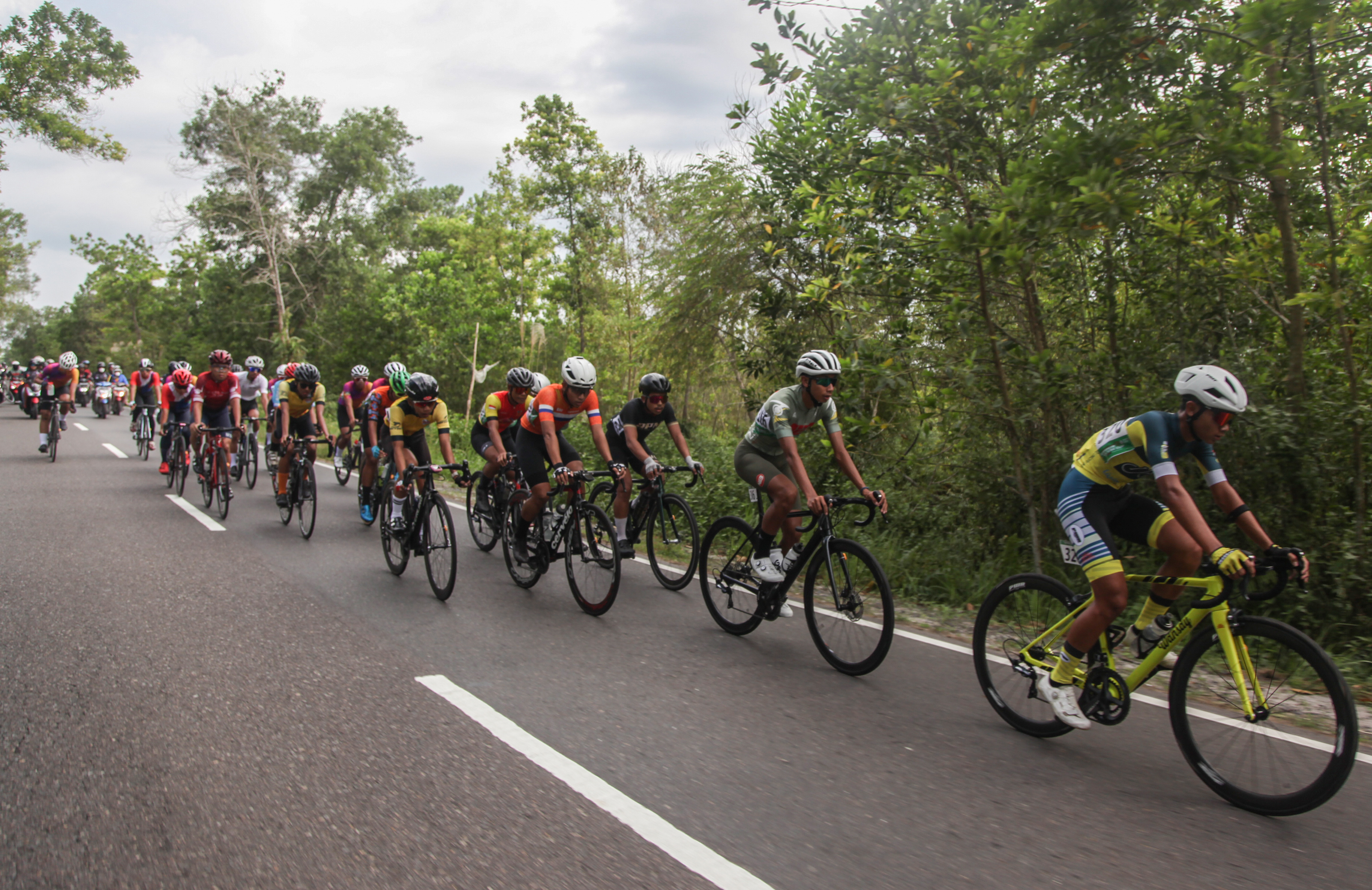Puluhan peserta mengikuti balap sepeda Road Race Gubernur Kalteng Cup di Jalan Mahir Mahar, Palangka Raya, Kalimantan Tengah, Sabtu (20/8).