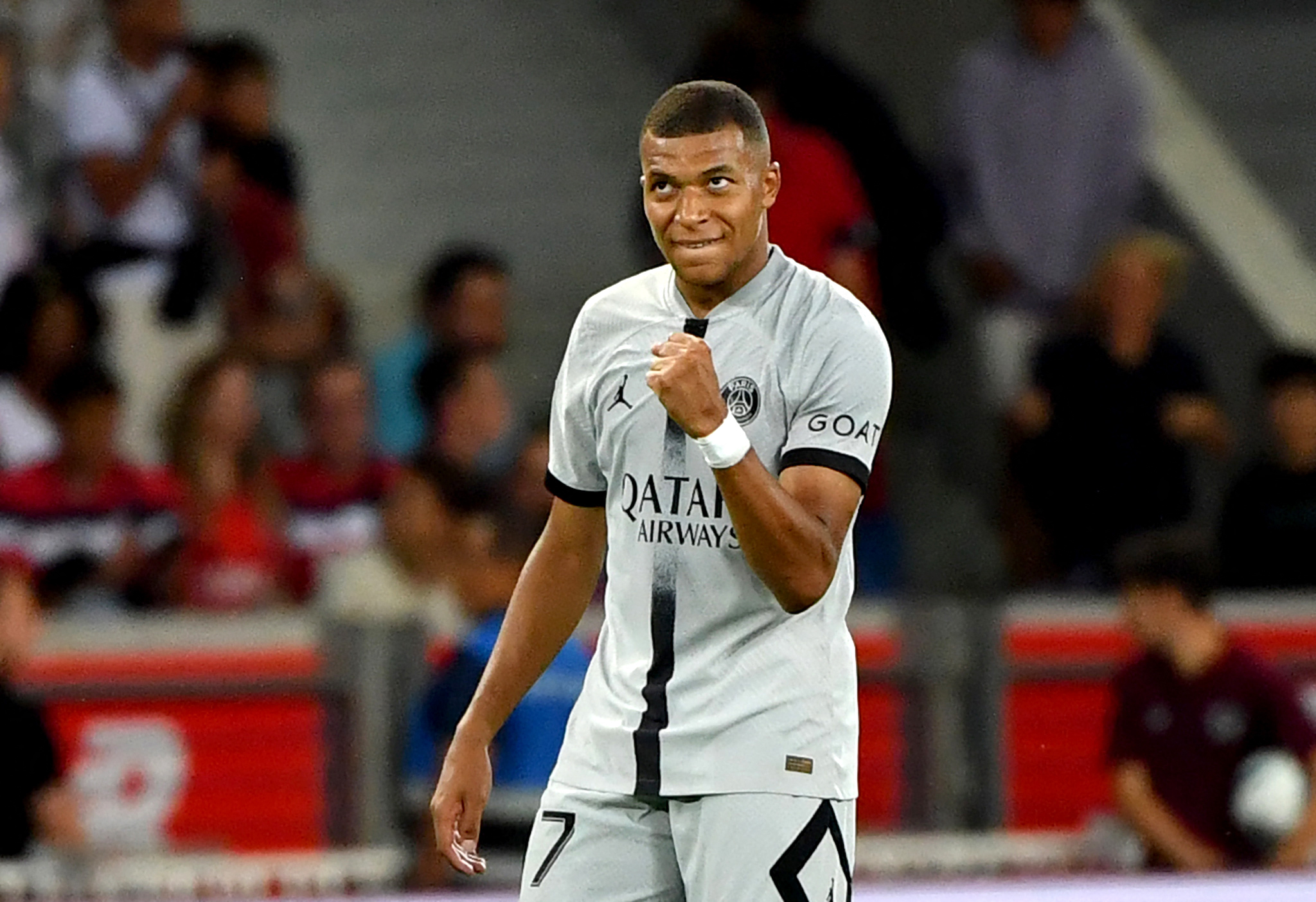 Penyerang PSG Kylian Mbappe melakukan selebrasi usai mencetak gol ke gawang Lille di laga Ligue 1.
