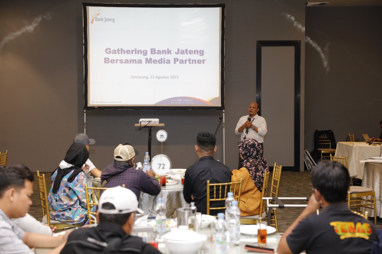 Sekretaris Perusahaan Bank Jateng Herry Nunggal Supriyadi saat membuka Media Gathering di Semarang, Selasa malam (24/8).