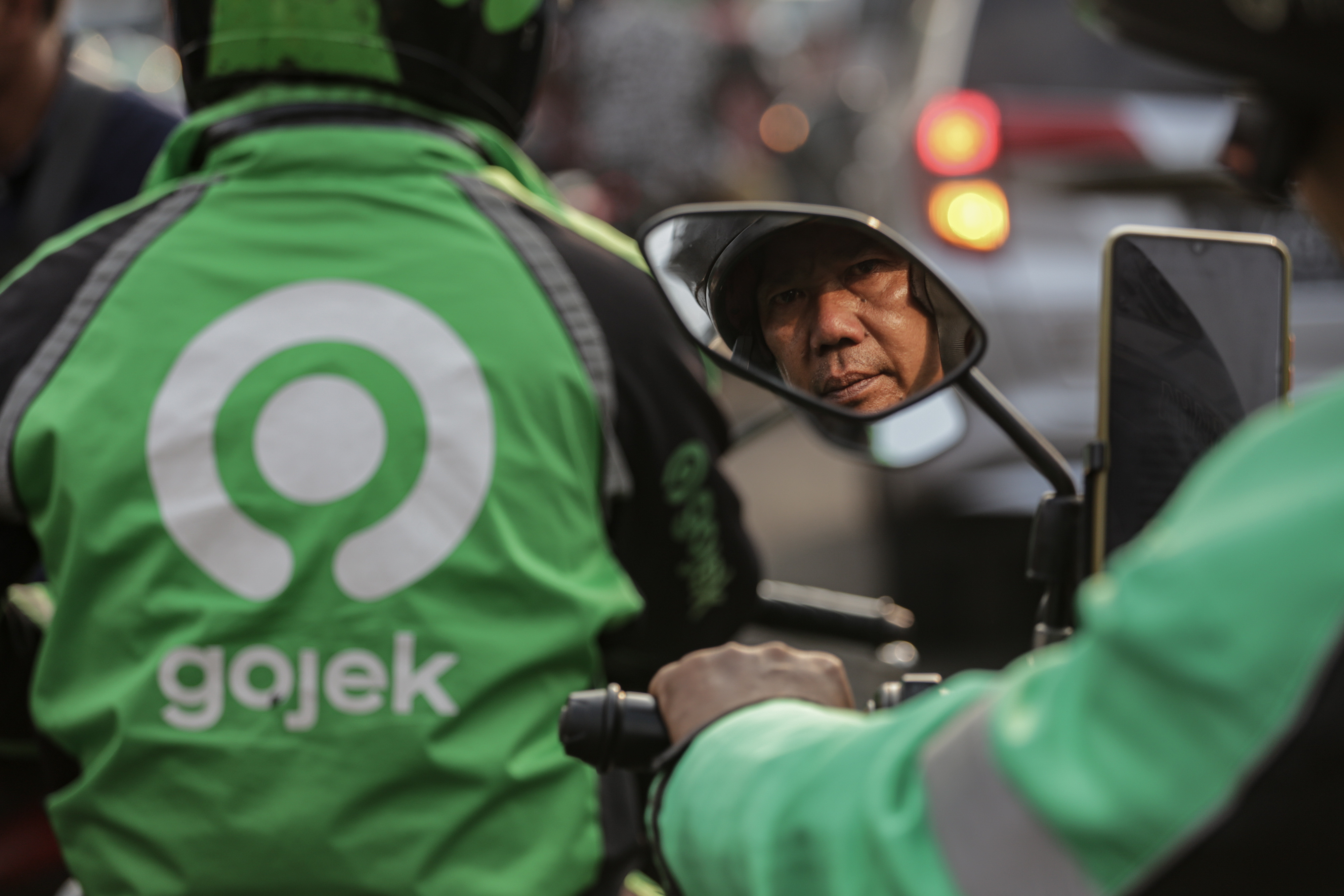 Pengemudi ojek online menunggu penumpang di depan Stasiun Tangerang, Kota Tangerang, Banten, Selasa (9/8/2022)