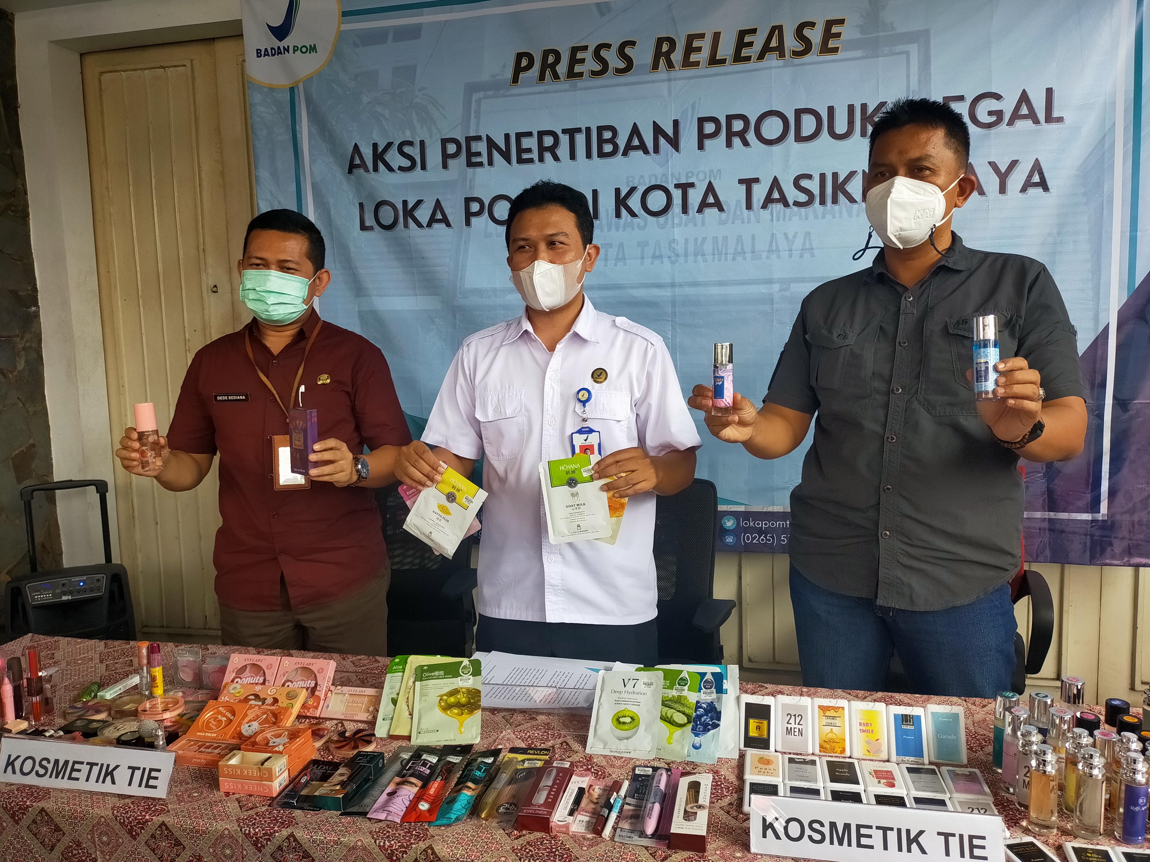 Kepala Loka POM di Tasikmalaya, Jajat Setia Permana (tengah)menunjukkan barang bukti hasil razia kosmetik ilegal, kadaluarsa dan tanpaizin e