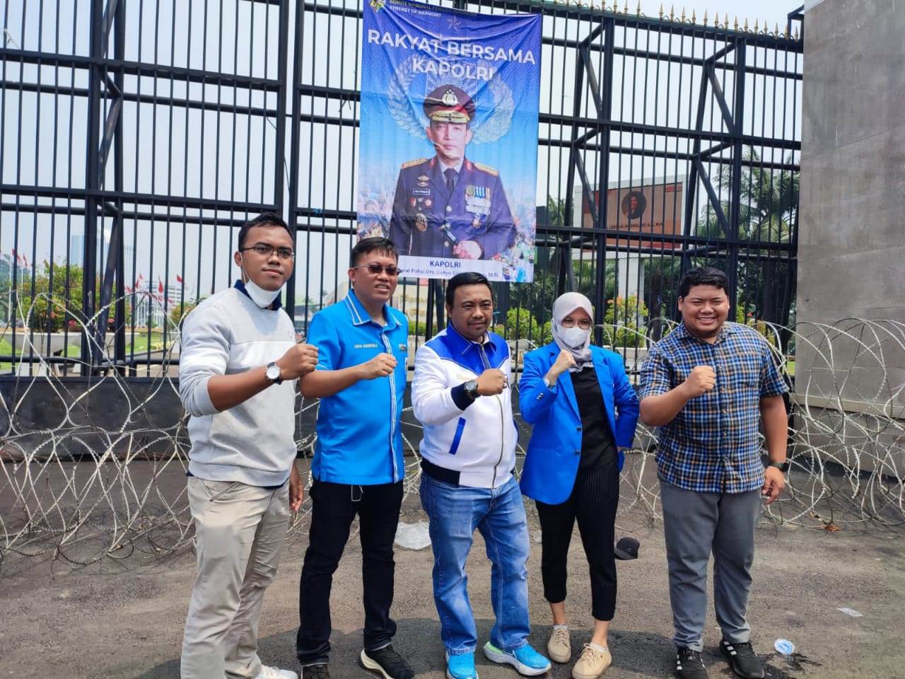 DUKUNGAN aksi untuk Kapolri terus bergulir. Hari ini dukungan aksi di lakukan oleh ratusan pemuda dari KNPI dibawah pimpinan Haris Pertama.