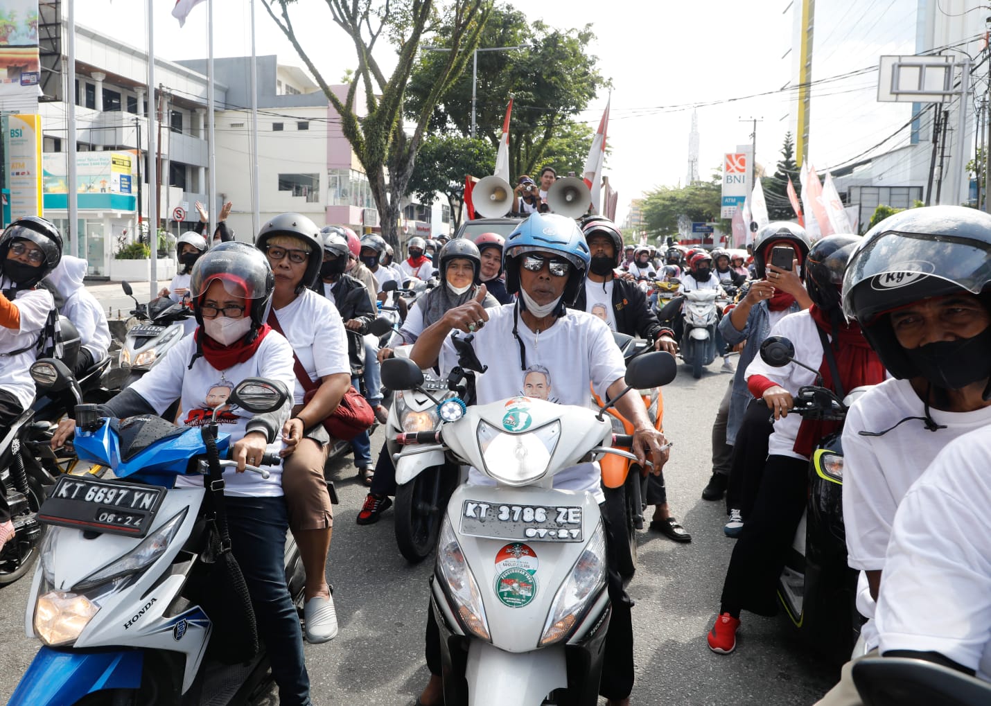 Ribuan anak muda, termasuk komunitas motor dan komunitas penyanyi jalanan se-Kota Balikpapan menggelar konvoi Safety Riding sembari sosialis