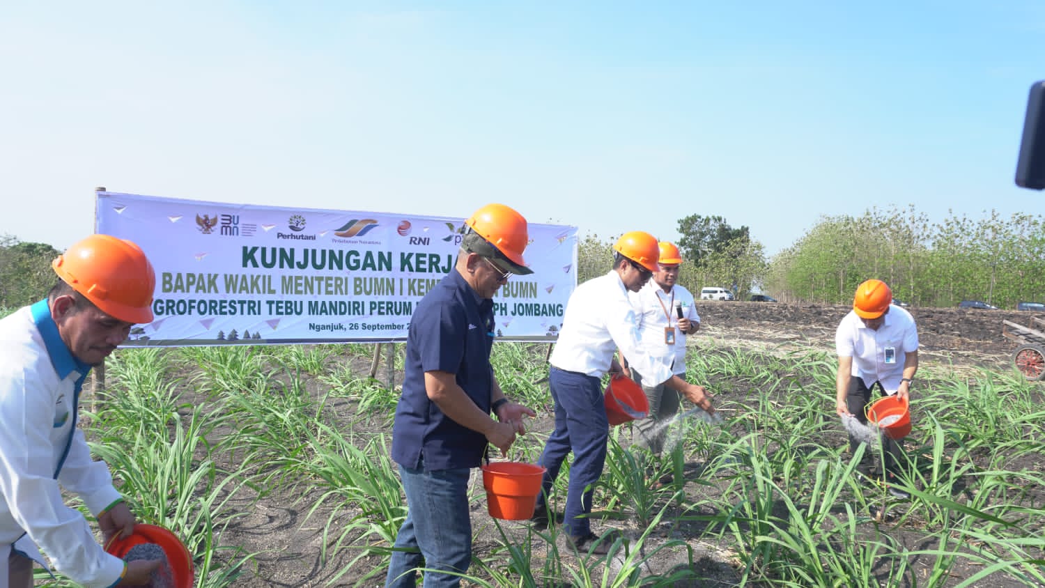 Wakil Menteri BUMN I Pahala Nugraha Mansury melakukan kunjungan kerja di lokasi Agroforestry Tebu Mandiri (ATM) Perhutani di Jombang, Jatim.