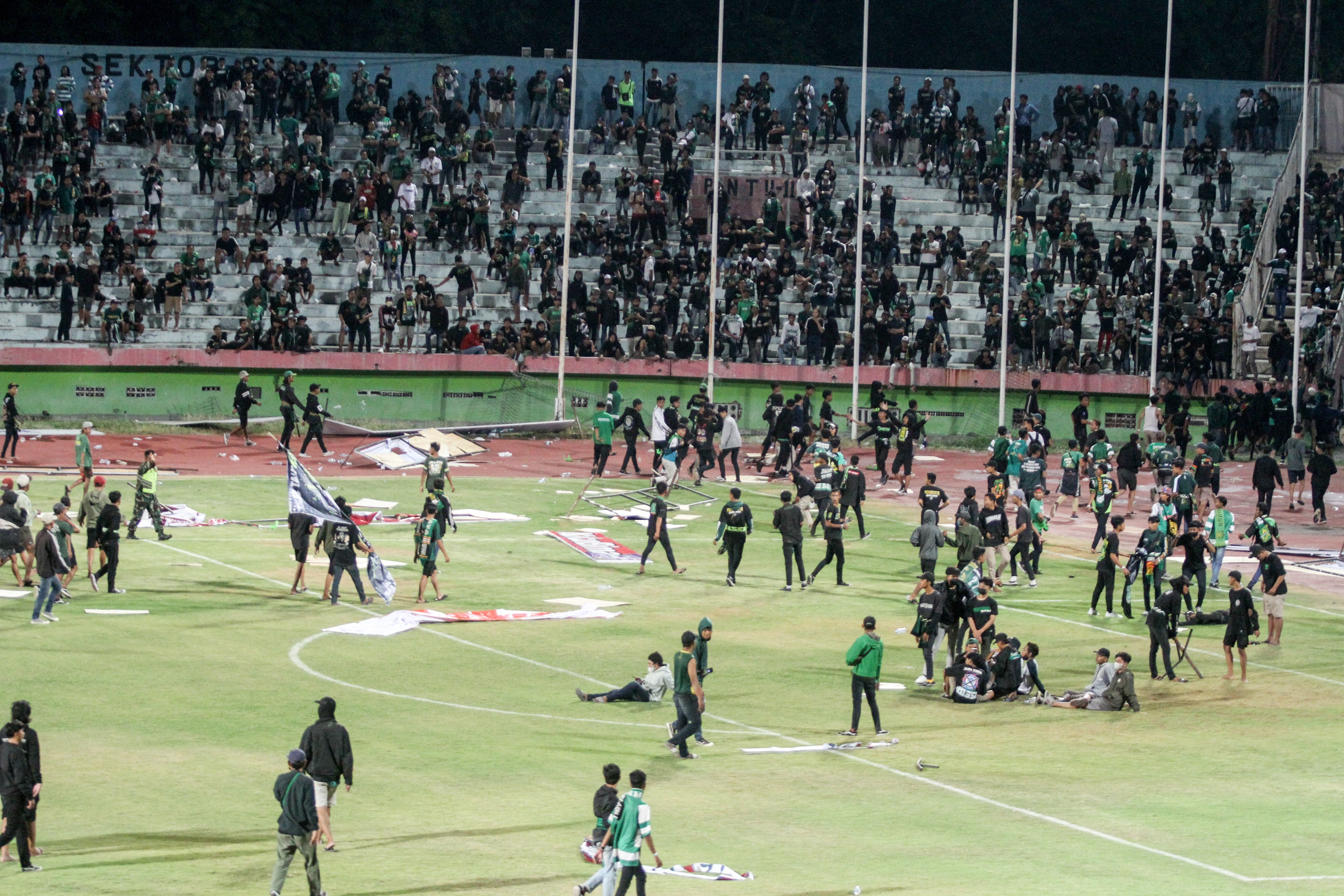 Pendukung Persebaya masuk lapangan usai tim kesayangan mereka kalah 1-2 dari RANS Nusantara di Stadion Gelora Delta Sidoarjo, Sabtu (10/9). 