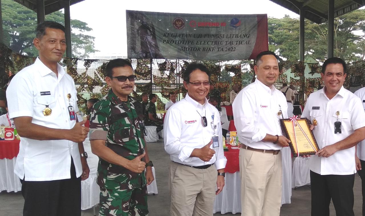 Prosesi pemberian sertifikat produk motor listrik.