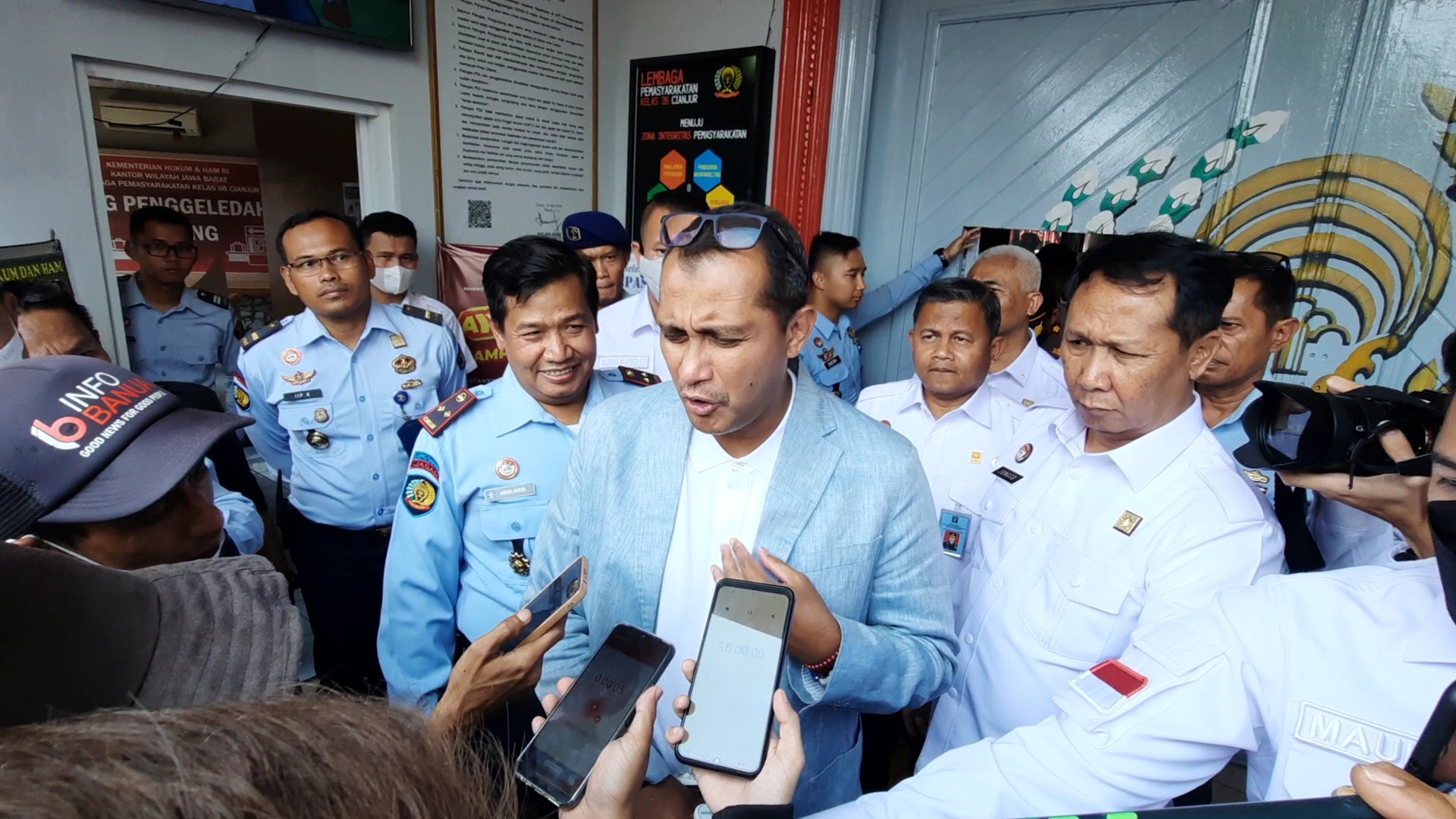 Wamen Hukum dan HAM, Edward Oemar Sharif Hiariej (tengah) saat mengunjungi Lapas Kelas II B Cianjur, Jawa Barat, Rabu (7/9). 