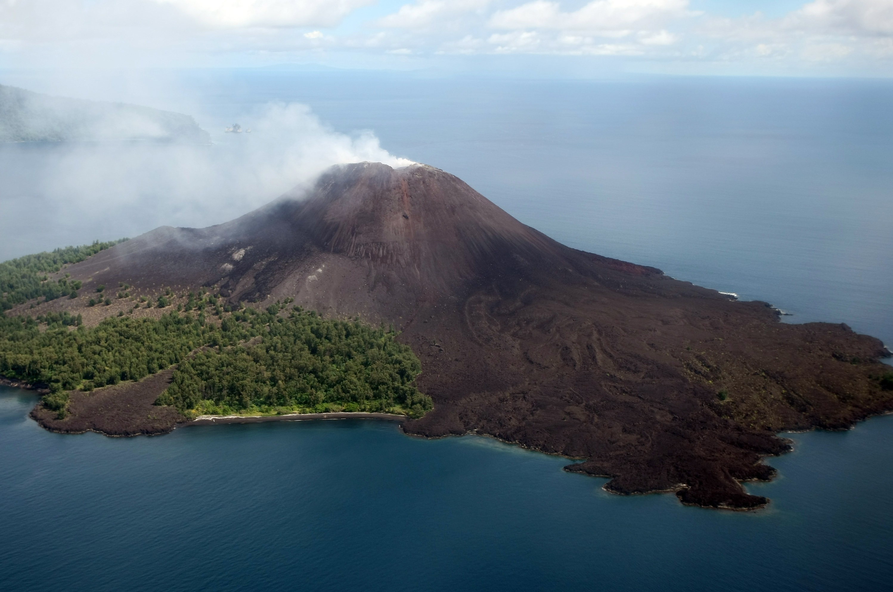 Gunung Anak Krakatau di Selat Sunda, antara Provinsi Banten dan Lampung.