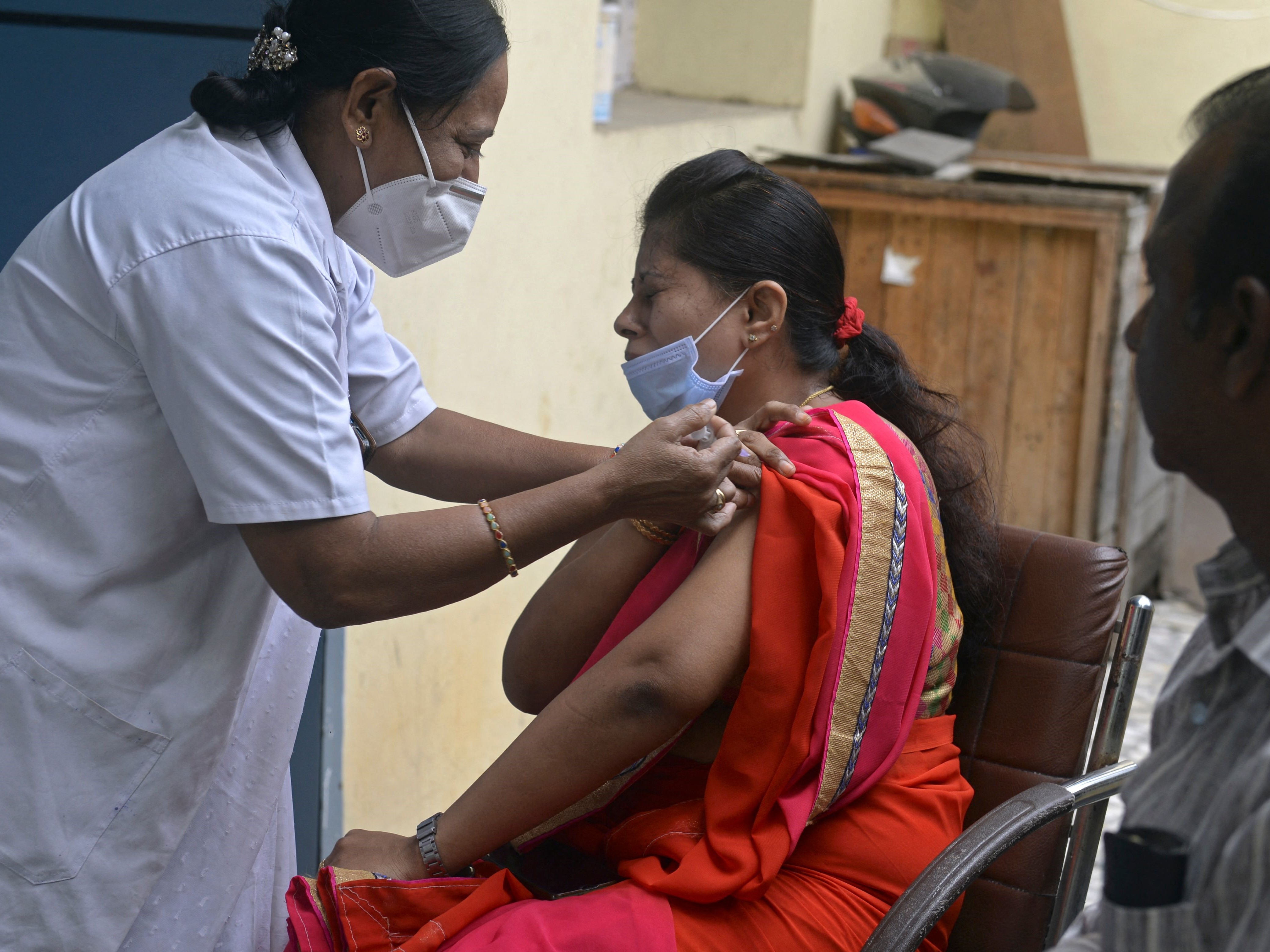 Petugas kesehatan menyuntik seorang wanita dengan dosis vaksin Covaxin untuk covid-19 di Hyderabad, India.