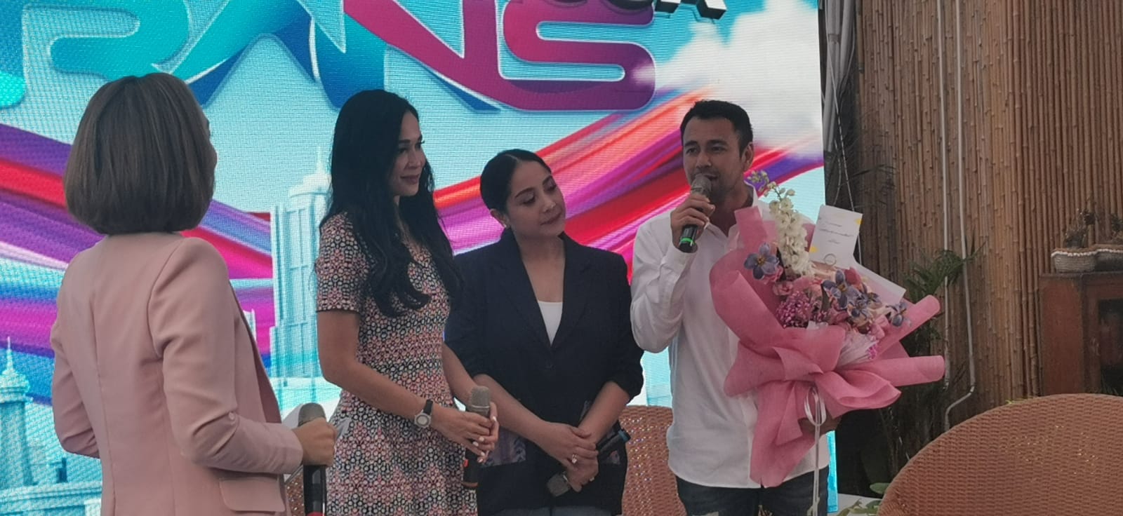  Presiden Direktur Asiana Group, Loemongga Haoemasan bersama Nagita Slavina dan Raffi Ahmad di acara Jadi Tetangga RANS, Jumat (2/9/2022)