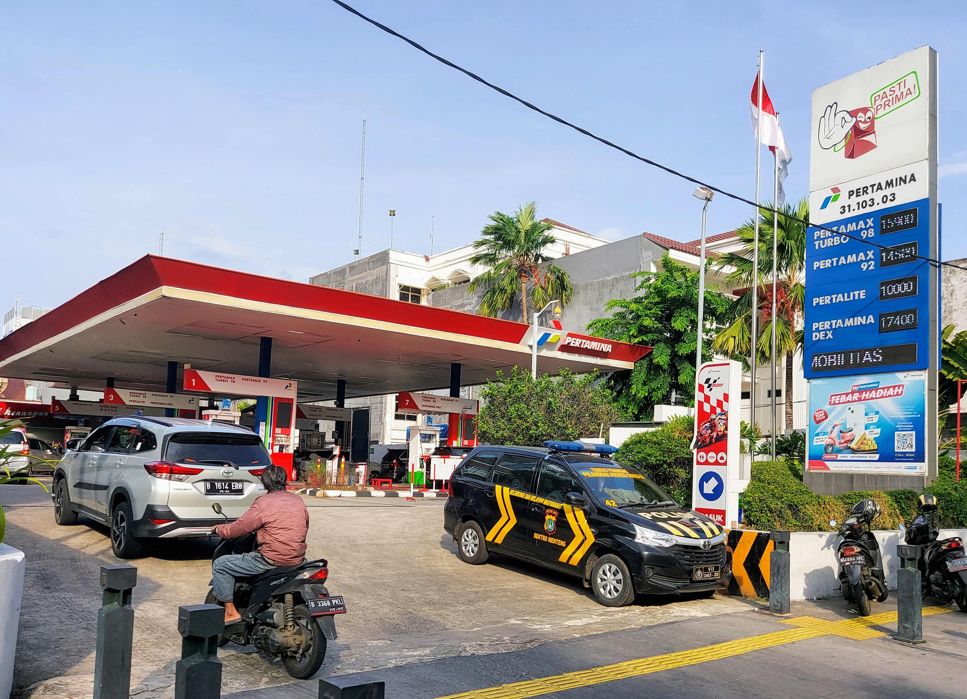 Warga mengisi BBM di SPBU saat kenaikan harga Bahan Bakar Minyak (BBM) di Jakarta, Sabtu (3/9/2022). 