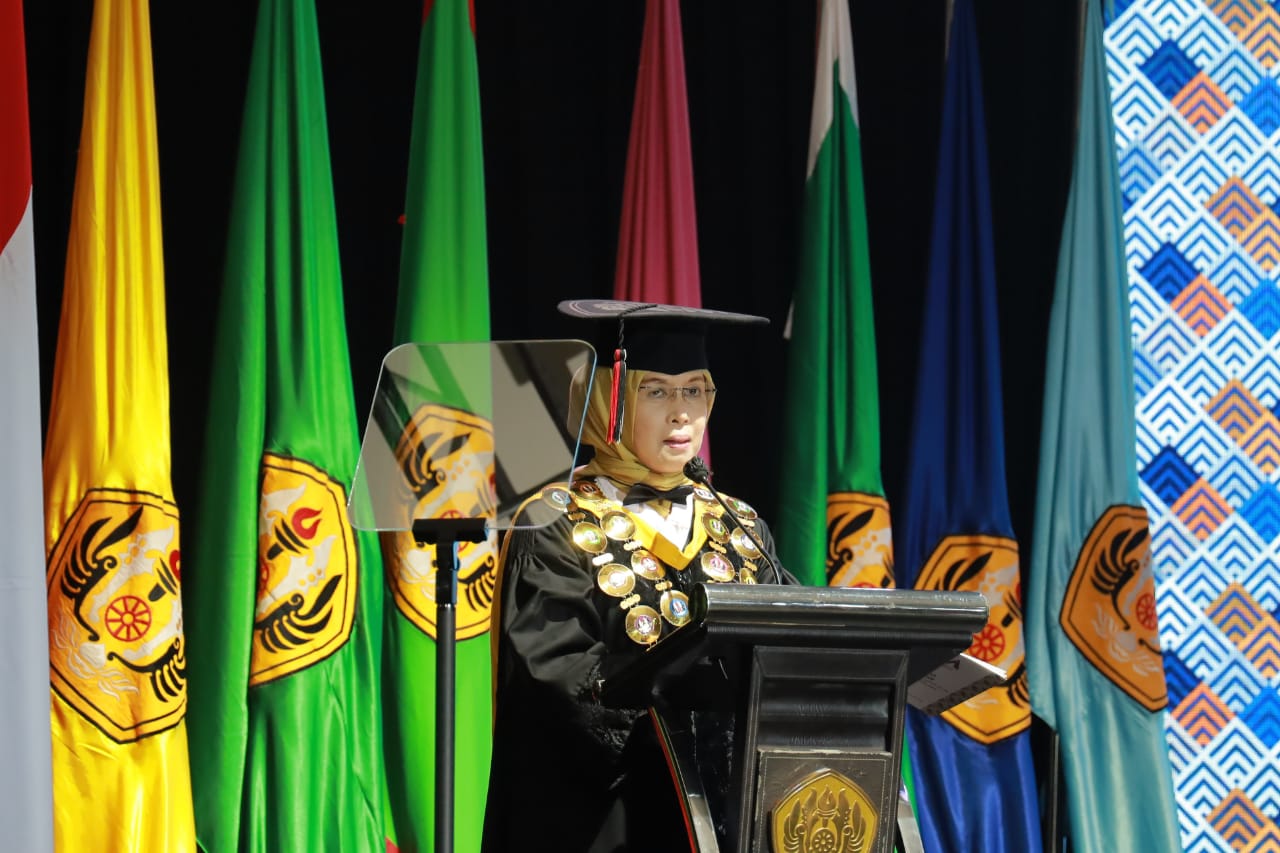 Rektor Unpad Prof  Rina Indiastuti memberikan pidato dalam Lustrum XIII dan Dies Natalis ke-65 Unpad