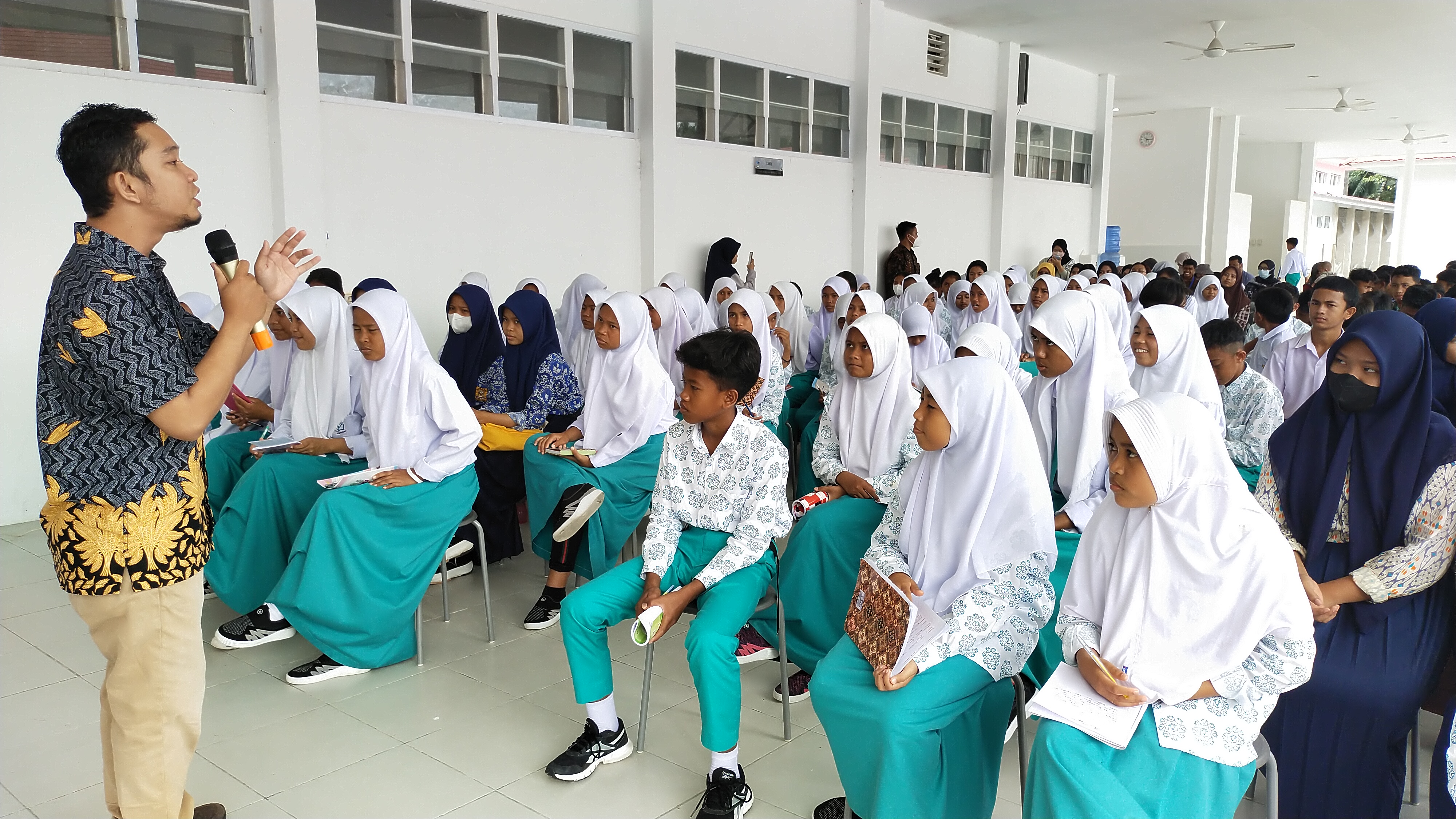 Ketua tim Jawara Internet Sehat, Andi Rizky Hardiansyah saat menyampaikan materi.