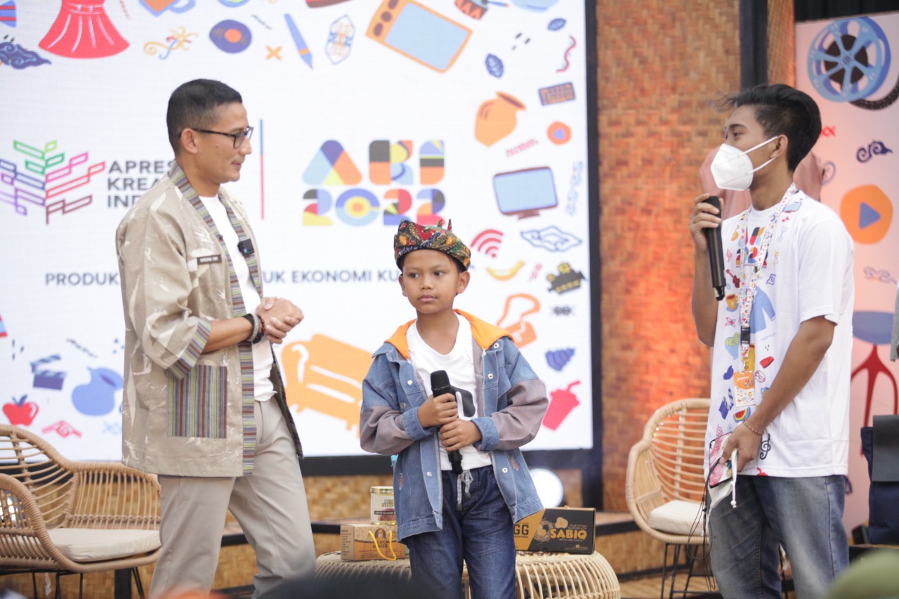 Menparekraf Sandiaga Uno berdialog dengan peserta Apresiasi Kreasi Indonesia (AKI) 2022 di Mall Lippo Plaza Sidoarjo, Jawa Timur, Jumat (2/9