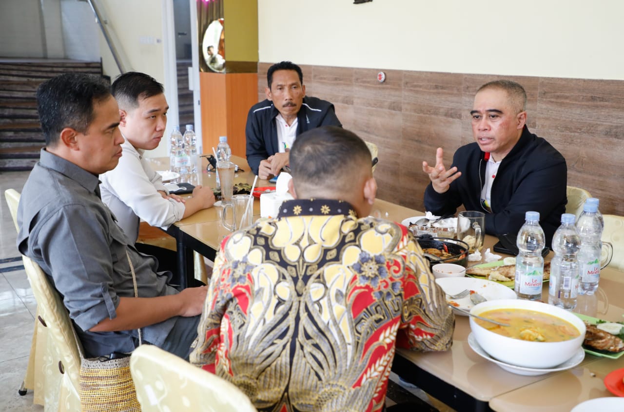 Ketua DPRD Kabupaten Keerom Bambang Mujiono (batik).