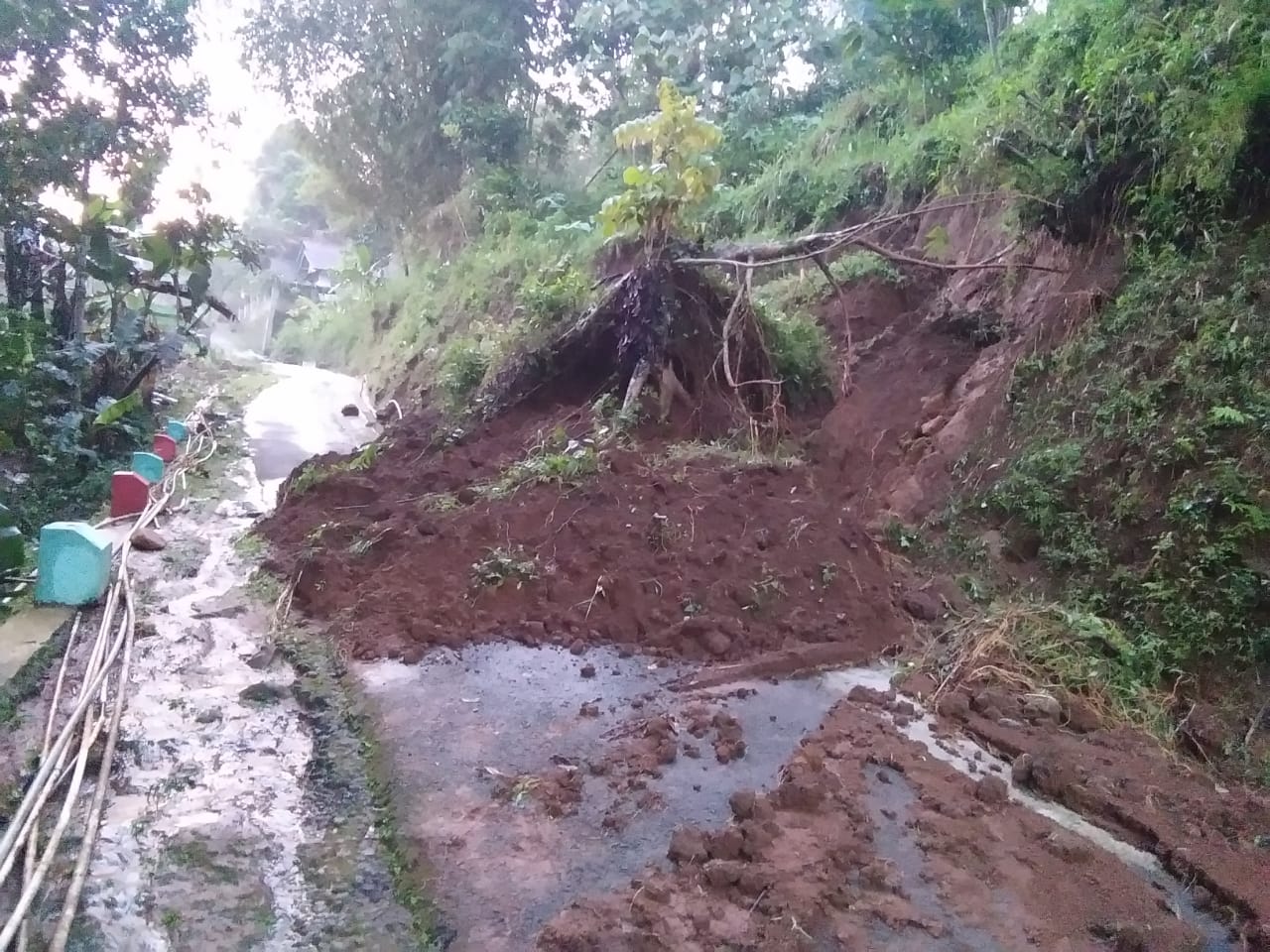 Material tanah dari tebing yang longsor di di Dusun Cikujang, RT 01 RW 01, Desa Sukamaju, Kecamatan Cihaurbeuti, Kabupaten Ciamis, pada Ming