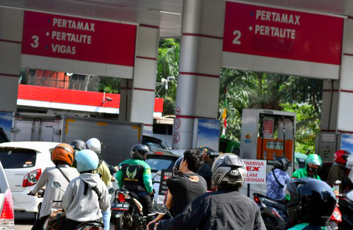 Sejumlah kendaraan antre mengisi BBM jenis Pertalite dan Pertamax di salah satu SPBU wilayah Bogor.