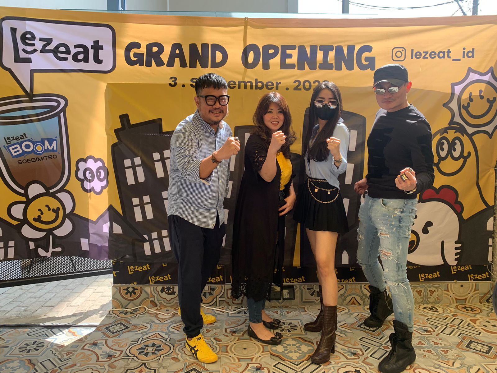 Pembukaan outlet pertama Lezeat. 