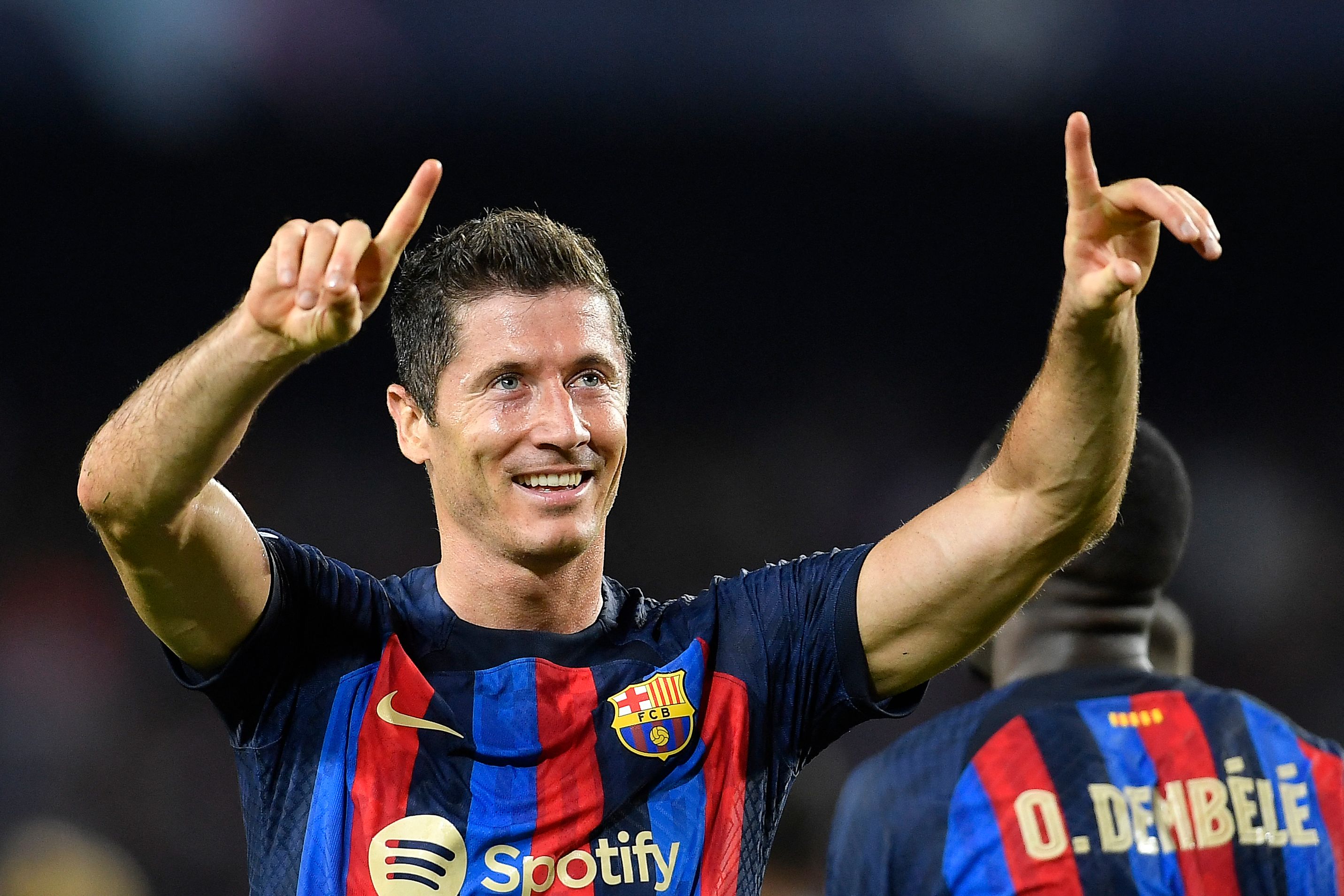 Penyerang Barcelona Robert Lewandowski melakukan selebrasi usai mencetak gol ke gawang Viktoria Plzen di laga Liga Champions.
