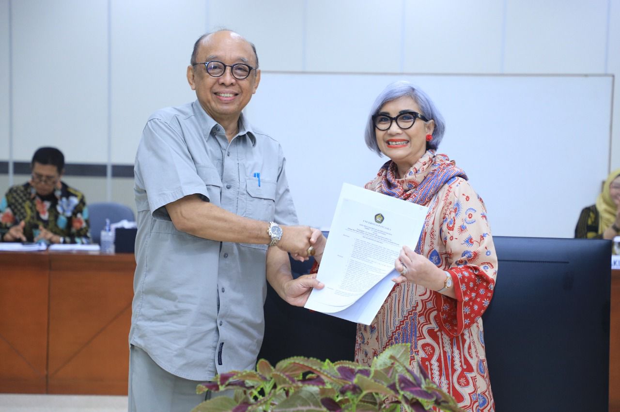 Wakil Rektor IV UP Dra Diennaryati Tjokrosuprihatono M Psi (kanan) dan Rektor UP Prof Dr. Edie Toet Hendratno SH MSi FCBArb.