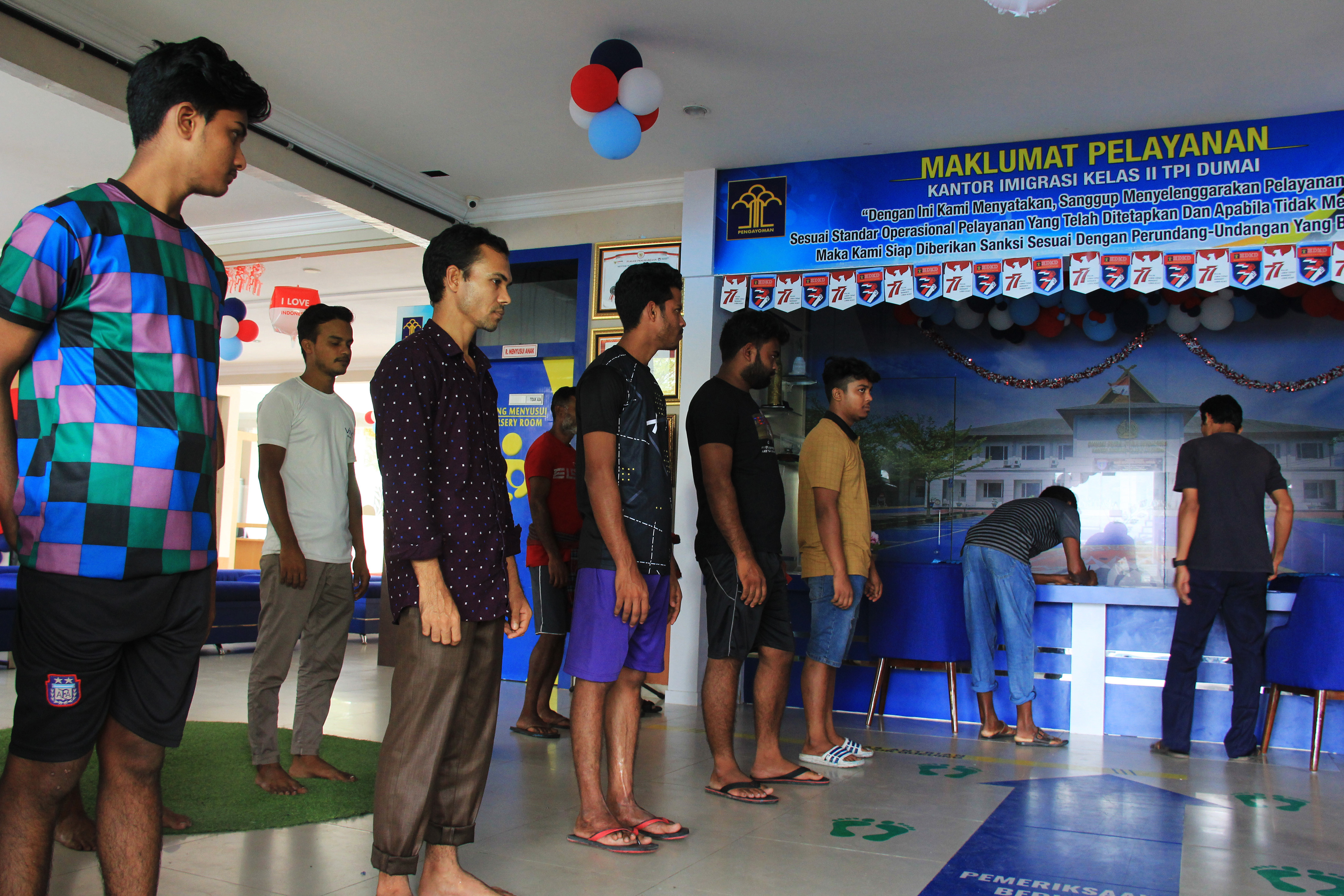 Sejumlah warga negara Bangladesh yang akan dideportasi menjalani pemeriksaan di Kantor Imigrasi Kelas II Dumai, Riau, Minggu (21/8).