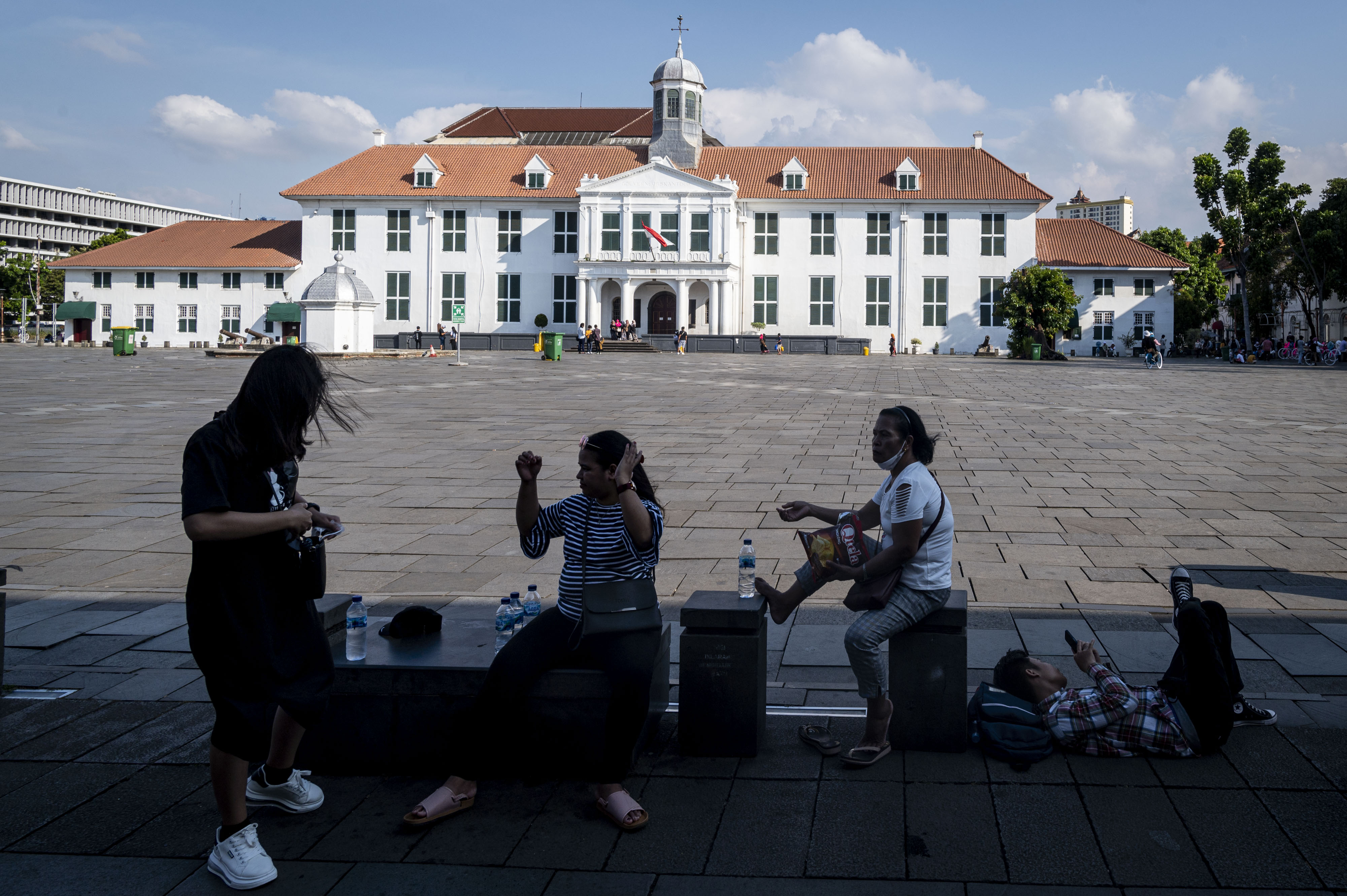 Wisatawan berlibur di kawasan Taman Fatahillah, kompleks Kota Tua, Jakarta.