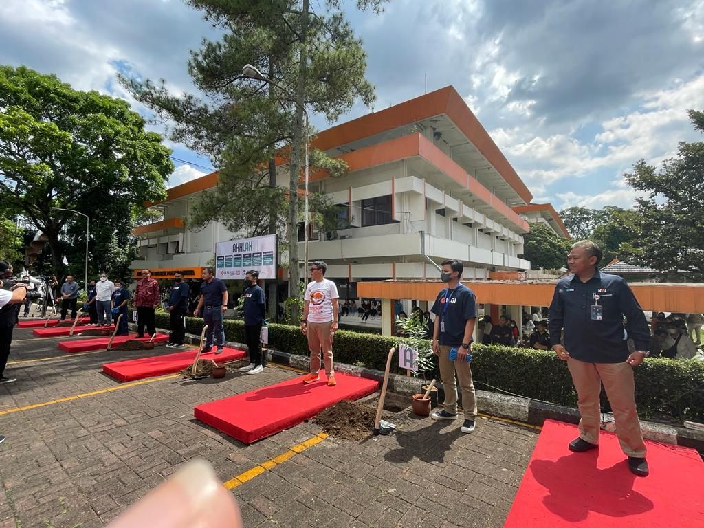 Penanaman enam pohon AKHLAK dilakukan di Kampus Univesitas Logistik & Bisnis Internasional (ULBI) oleh Deputi Bidang SDM, Teknologi, dan Inf