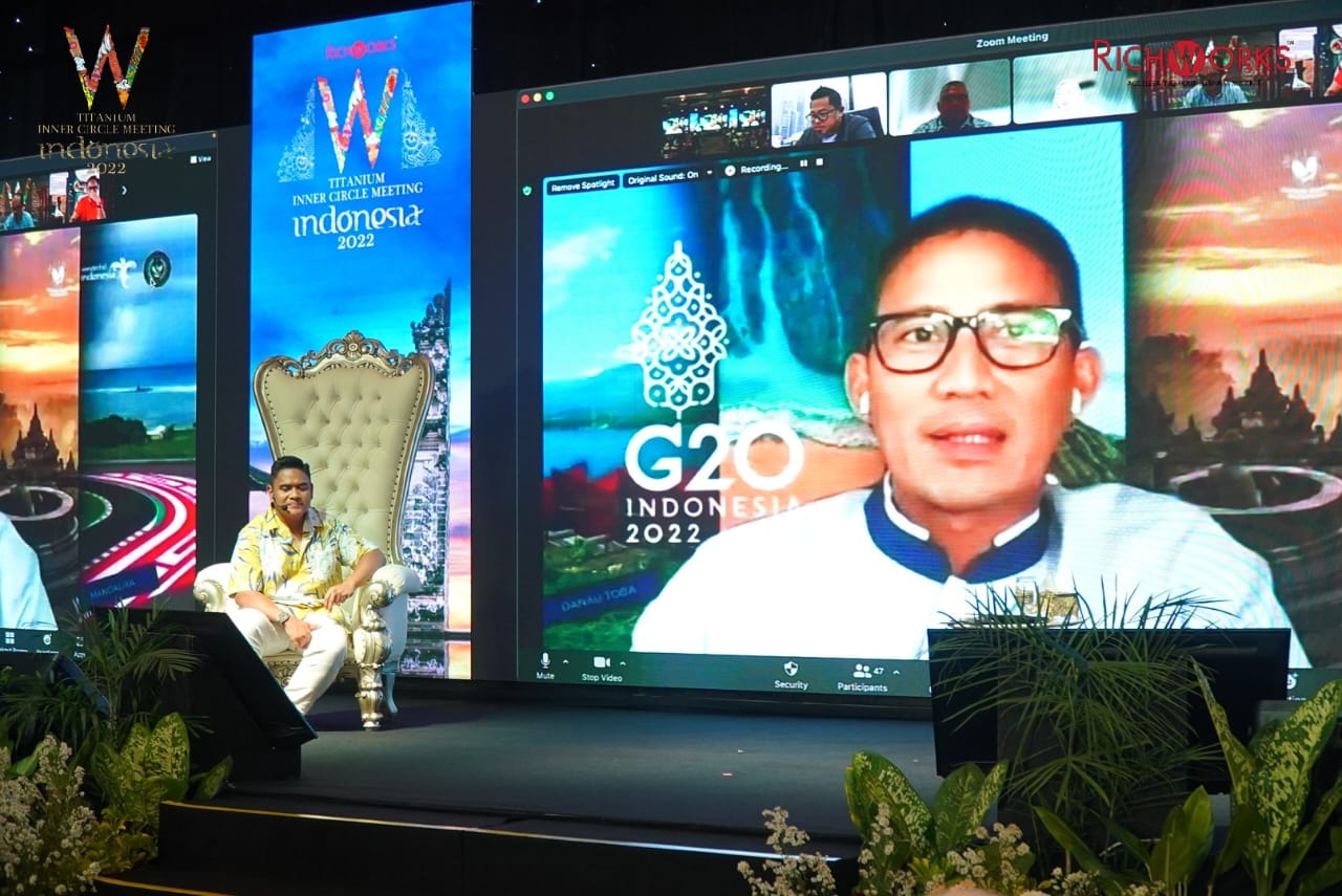 Menparekraf Sandiaga Uno memberi sambutan melalui video conference pada pelatihan bisnis oleh RichWorks kepada UMKM di Nusa Dua, Bali.