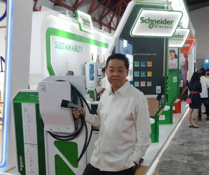 Wirawan Corporation memperkenalkan produk terbarunya, Stasiun Pengisian Mobil Listrik dari Schneider. 