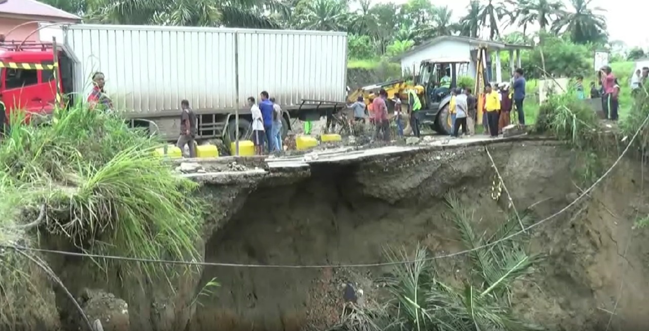 Jalan Lintas Provinsi Sumut–Aceh Amblas di Pakpak Bharat
