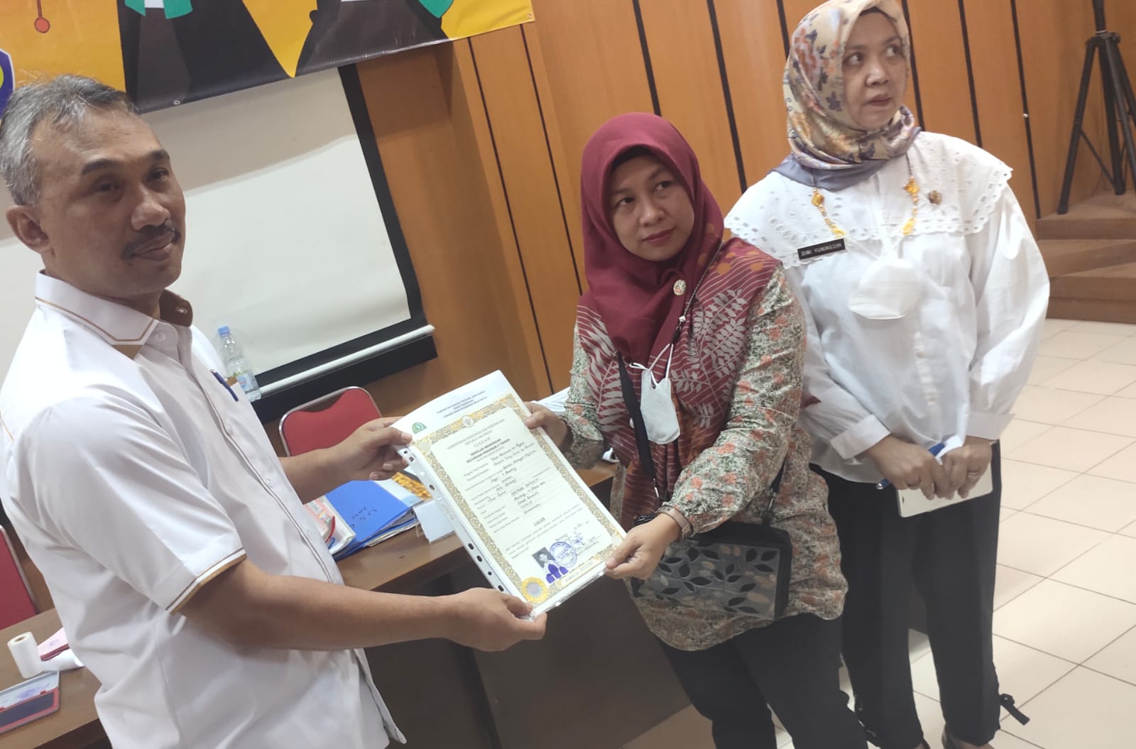 SMKN 5 Kota Bandung menyerahkan ijazah lulusan kepada orangtua siswa