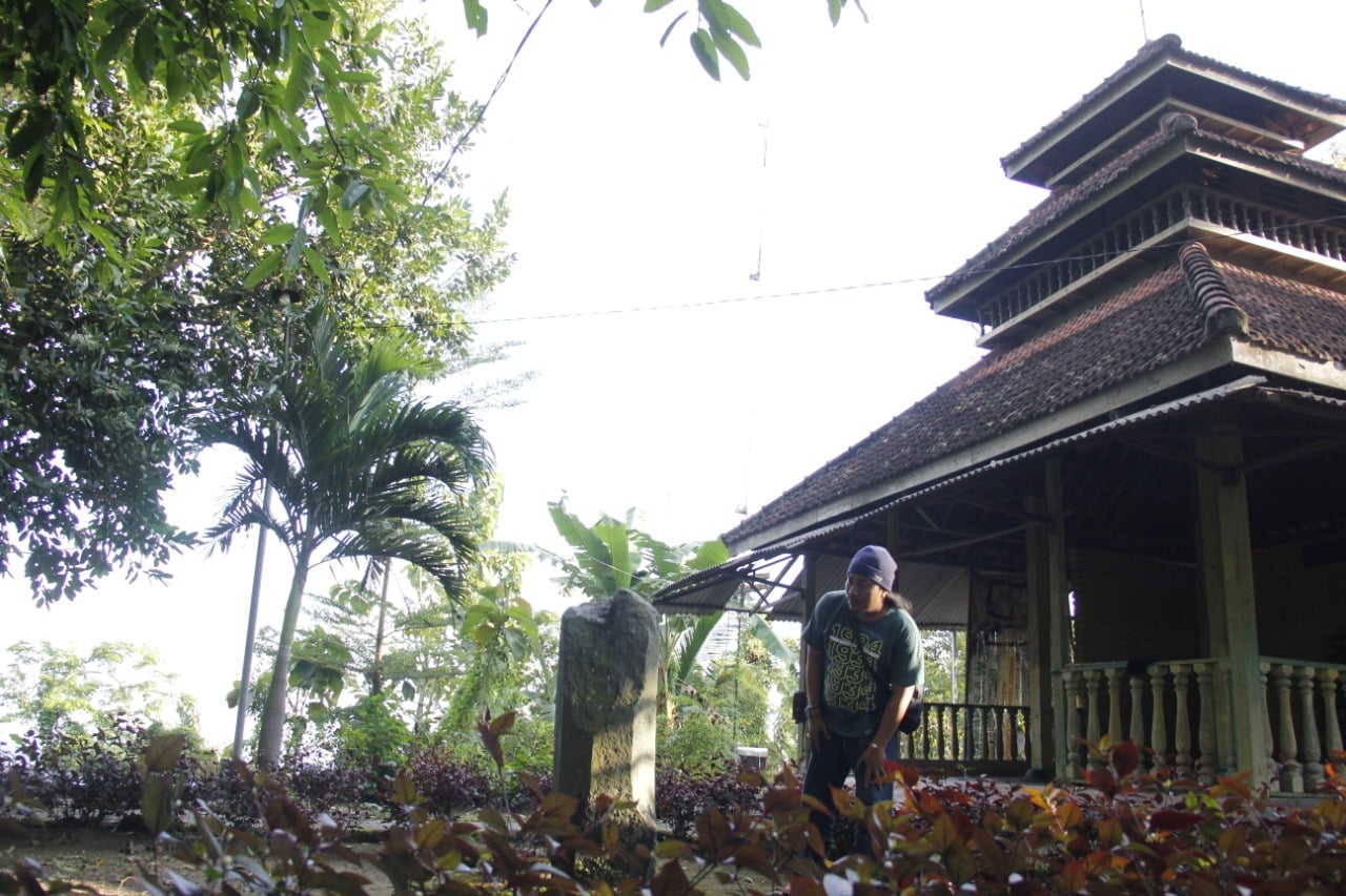Seorang warga mengamati batu yang ada di Bukit Pucangan, Jombang, Jawa Timur