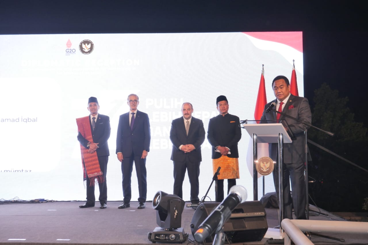 Wakil Ketua DPR RI Bidang Korinbang Rachmat Gobel (kanan)